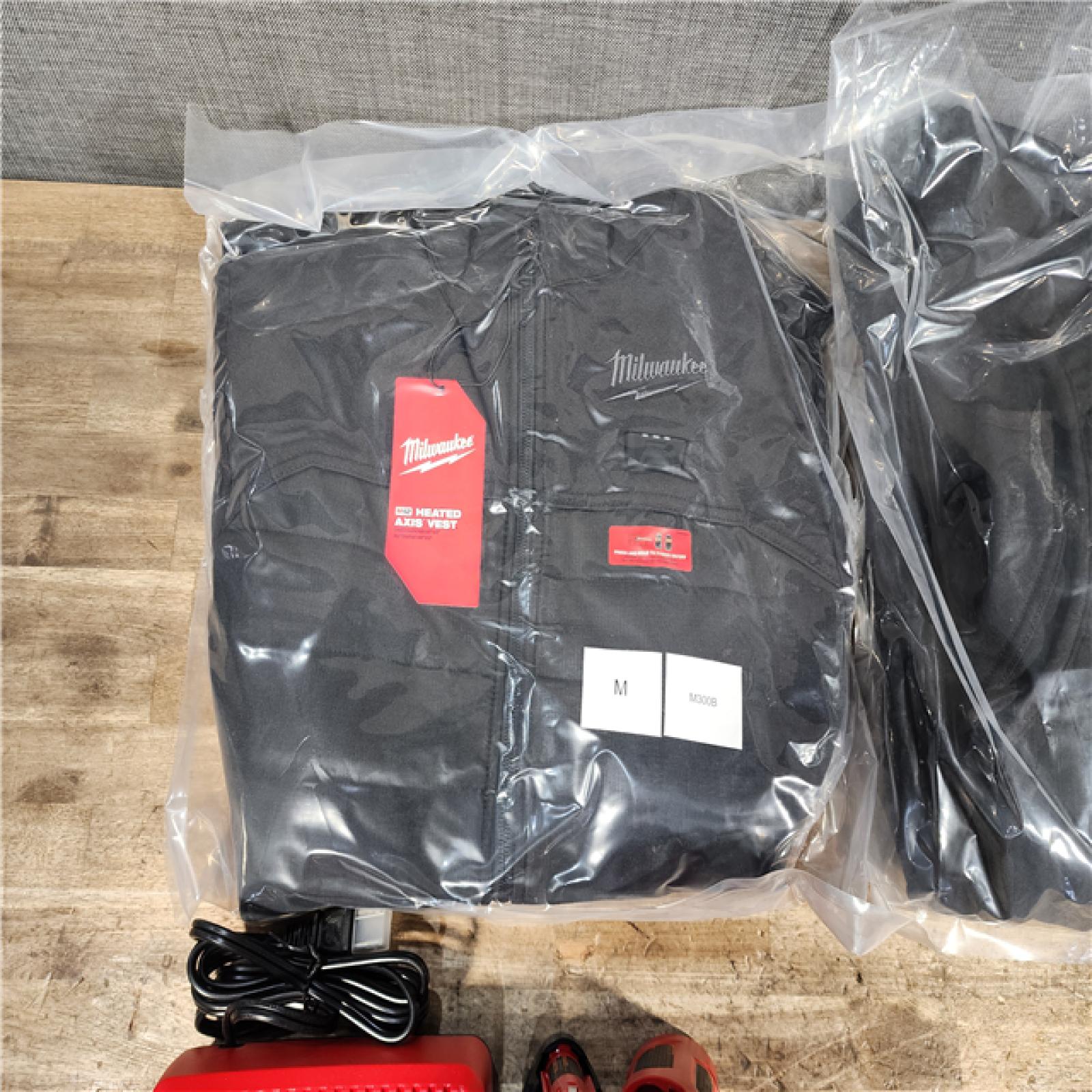 HOUSTON LOCATION - AS-IS MILWAUKEE 2 HEATED CLOTHING COMBO KIT
