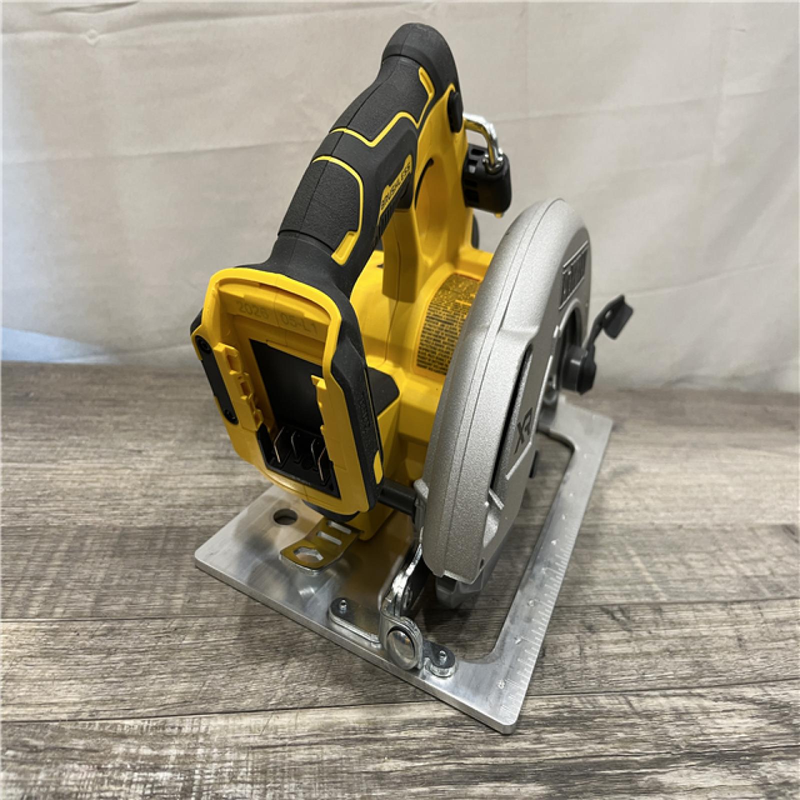AS-IS DEWALT 20-Volt MAX 7-1/4 in. Cordless Circular Saw (Tool Only)