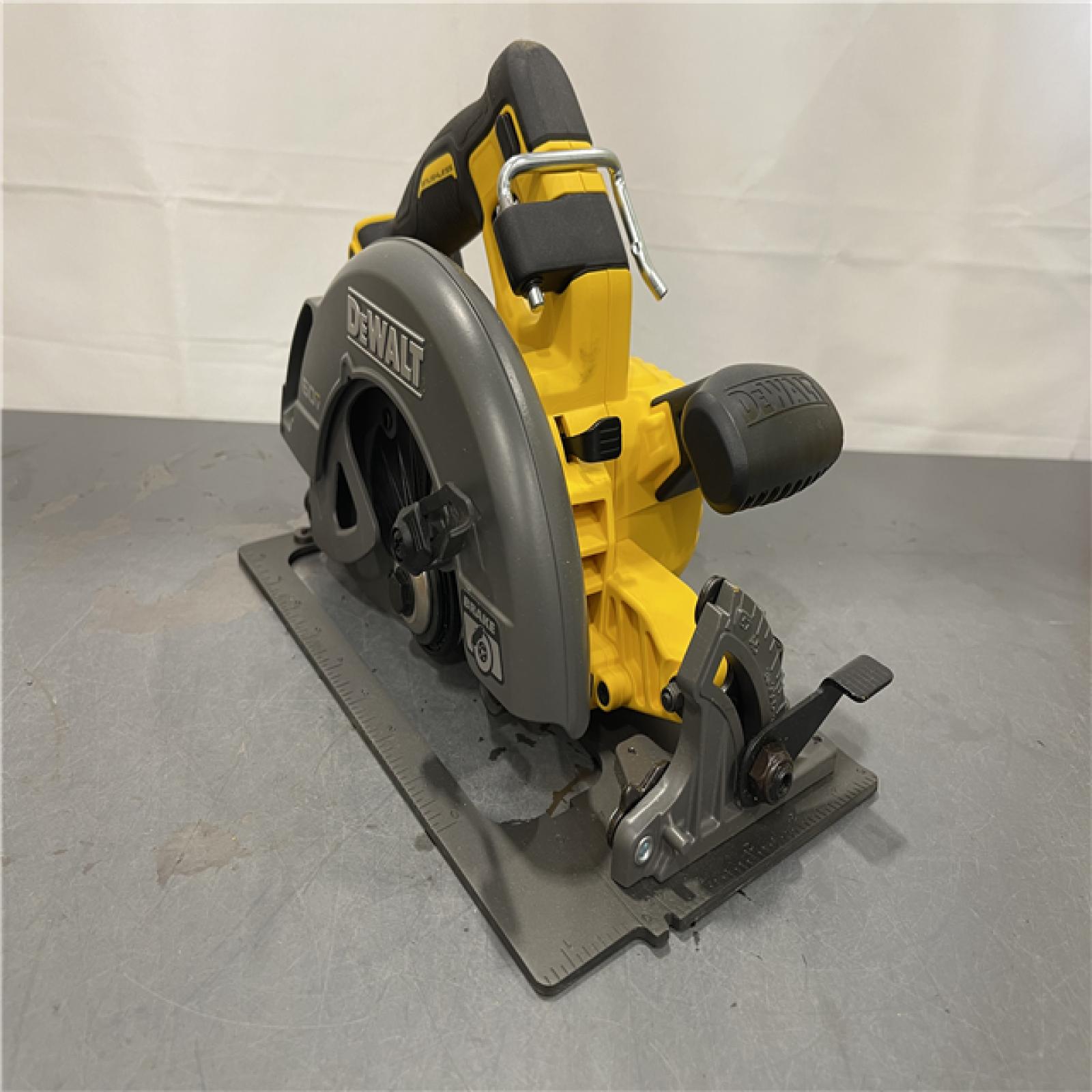 AS-IS - DeWALT FLEXVOLT 60V MAX Cordless Brushless 7-1/4 in. Circular Saw with Brake