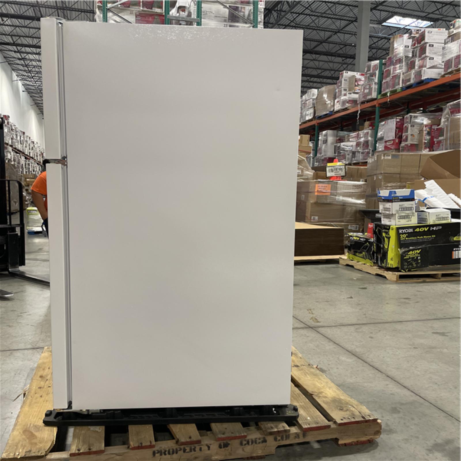DALLAS LOCATION- AS-IS WHIRLPOOL 18 CU FT TOP FREEZER AND REFRIGERATOR WHITE