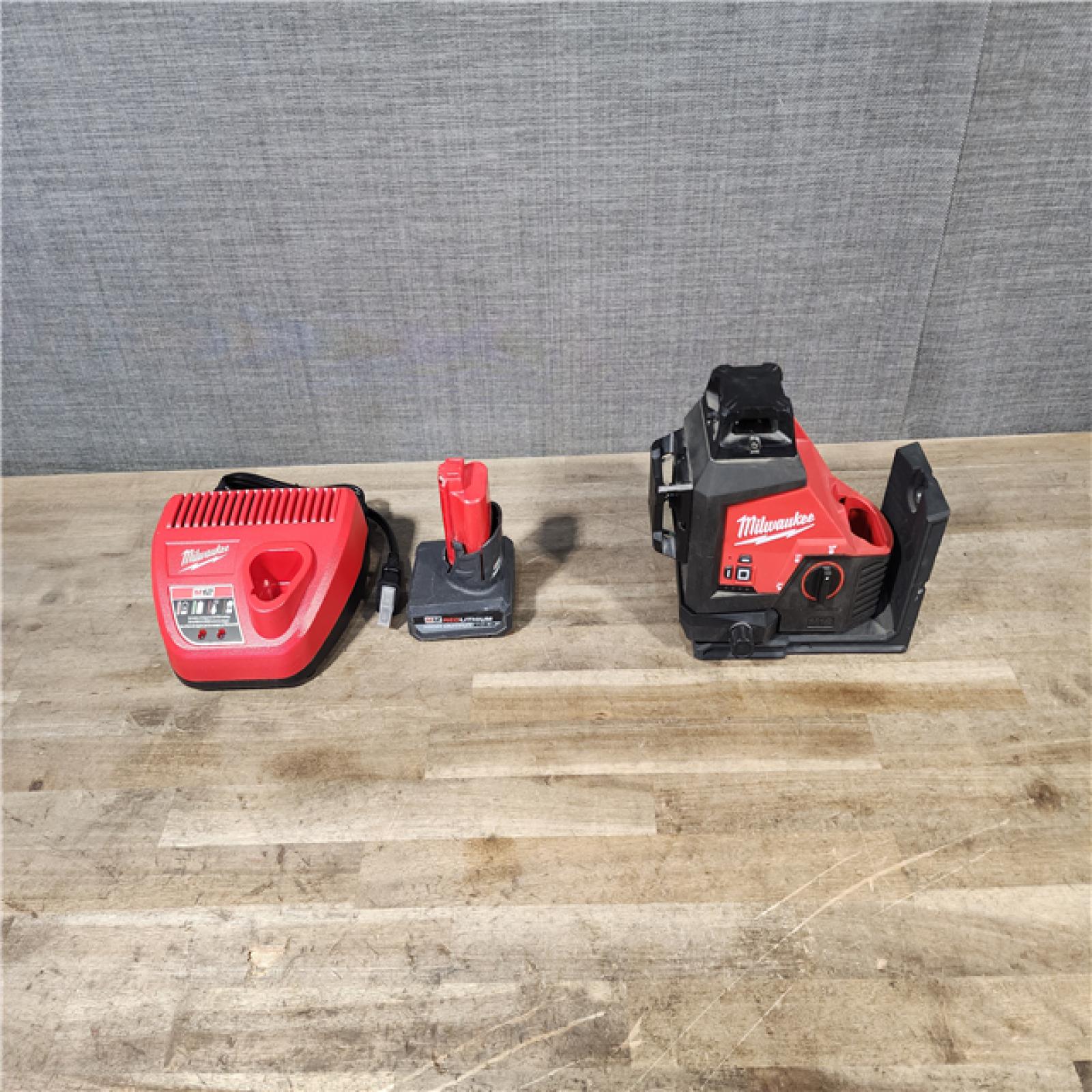 HOUSTON LOCATION - AS-IS Milwaukee-3632-21 M12 Green Beam Laser 360° 3-Plane Kit