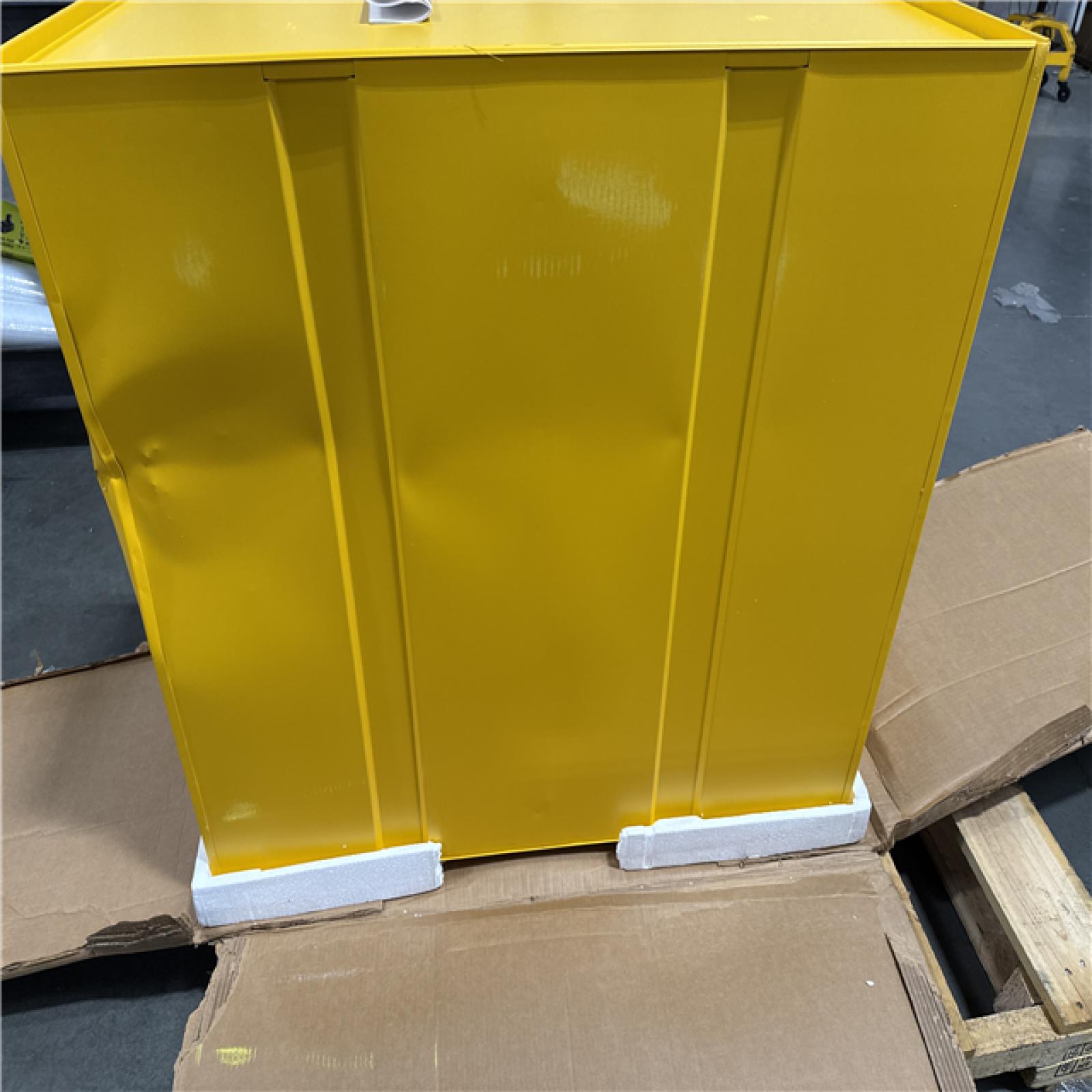 California AS-IS DeWalt 5-Drawer Tool Chest (Dents & Scratches)