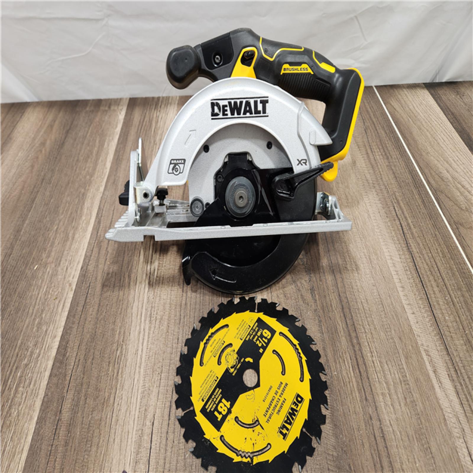 GOOD DeWALT DCS565B 20V Max Brushless 6.5   Cordless Circular Saw (TOOL ONLY)