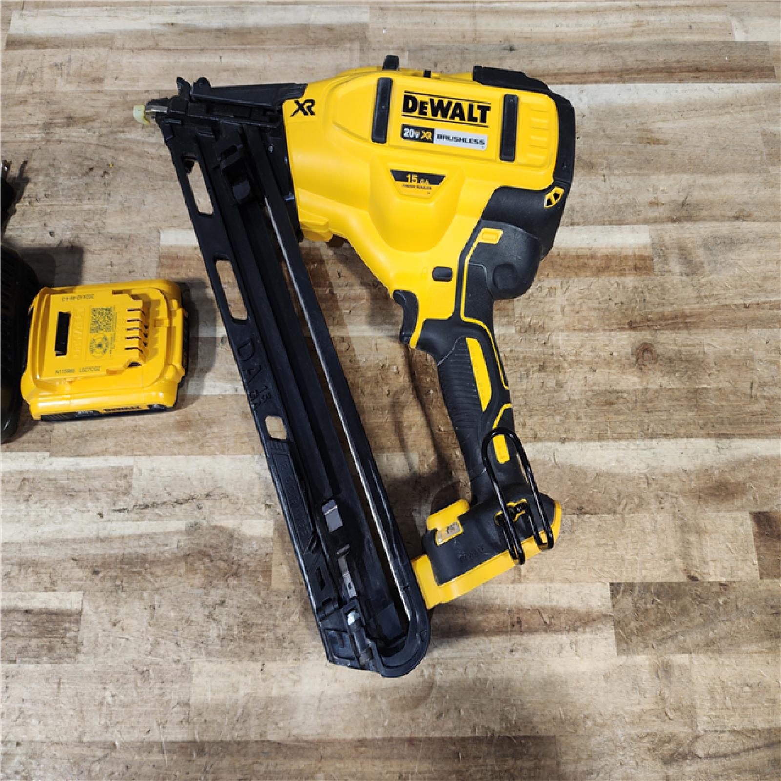 HOUSTON LOCATION - AS - IS DEWALT 20V MAX XR Lithium-Ion Cordless 2-1/2 in. 15-Gauge Finish Nailer Kit