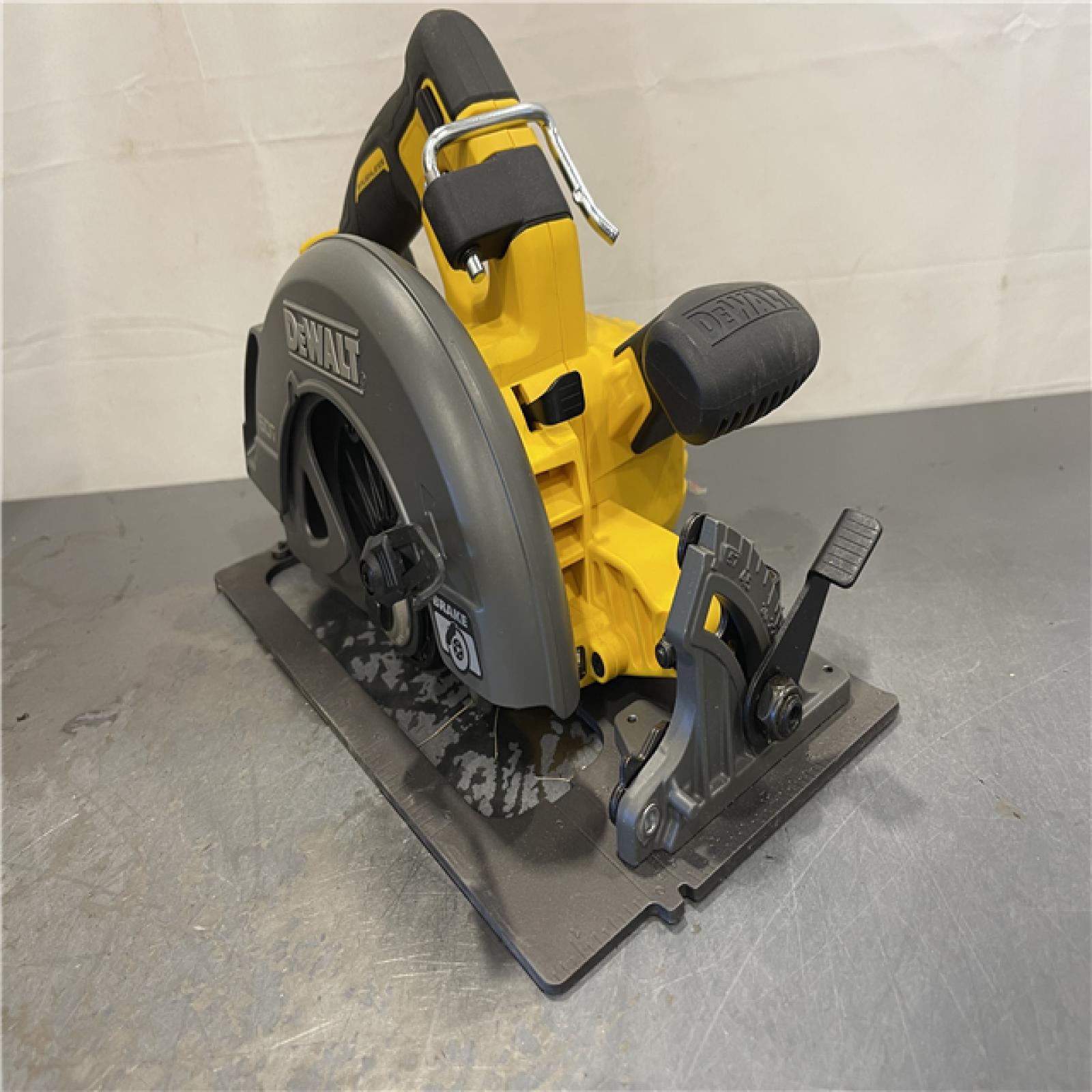 AS-IS - DeWALT FLEXVOLT 60V MAX Cordless Brushless 7-1/4 in. Circular Saw with Brake