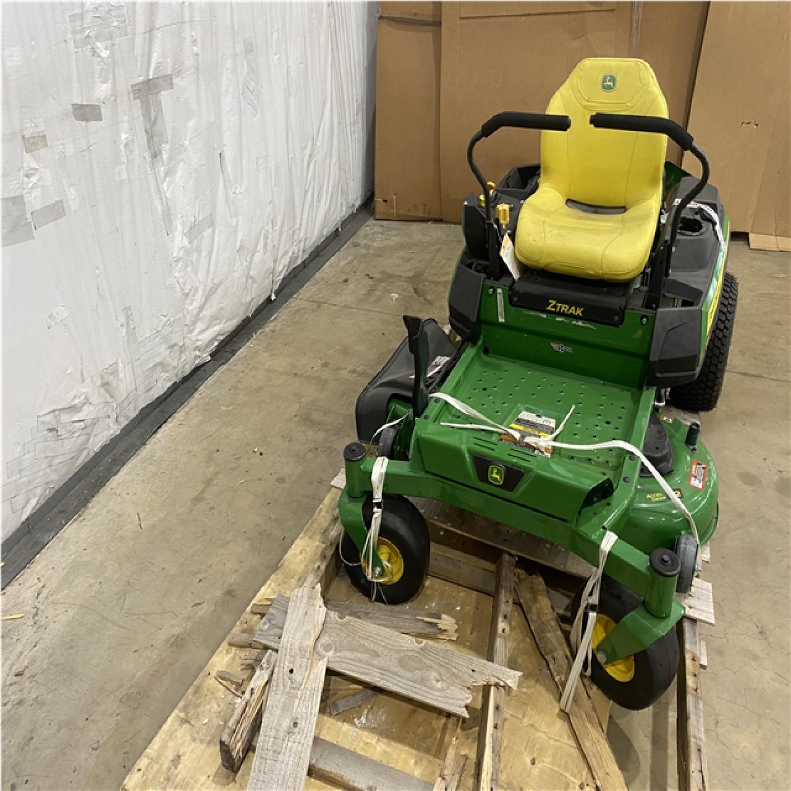 Houston Location - AS-IS Outdoor Power Equipment JOHN DEERE Z 315 E SIT DOWN MOWER