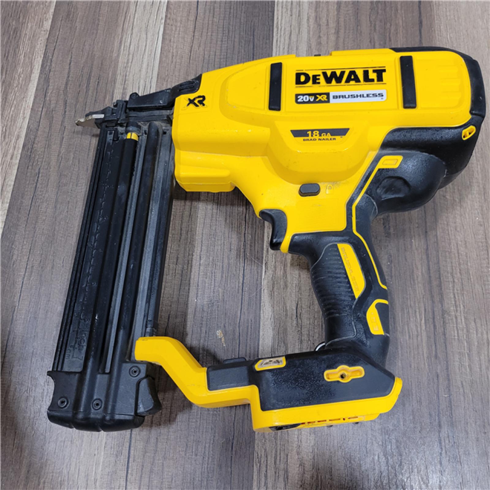 AS-IS   DEWALT 20V MAX XR 18 Gauge Brad Nailer Kit