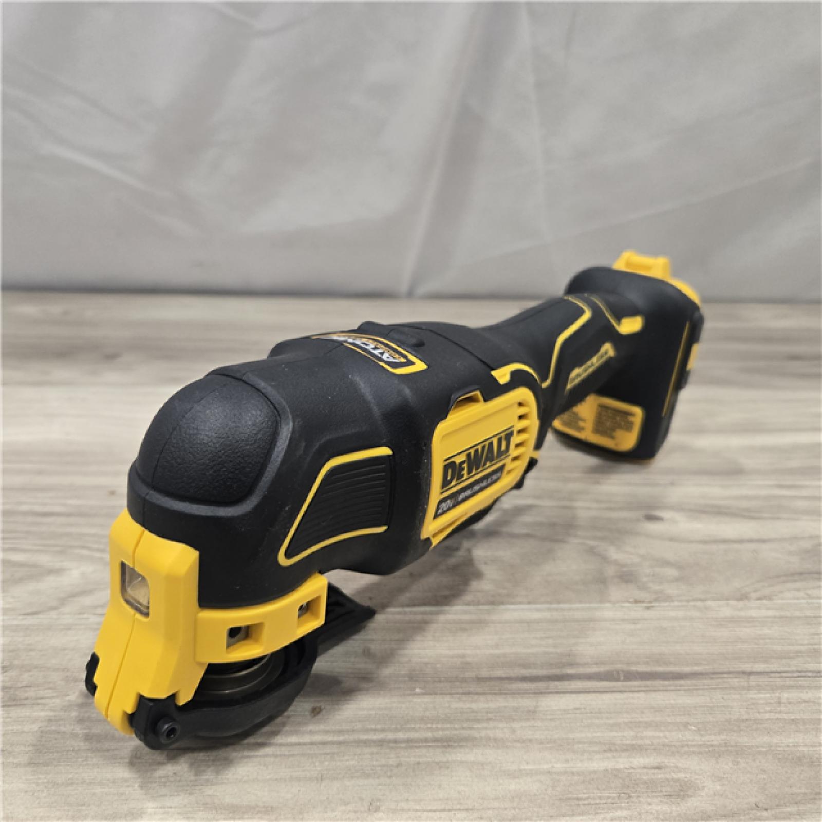 AS-IS DEWALT ATOMIC 20V MAX* Cordless Oscillating Tool Kit (DCS354Q1)