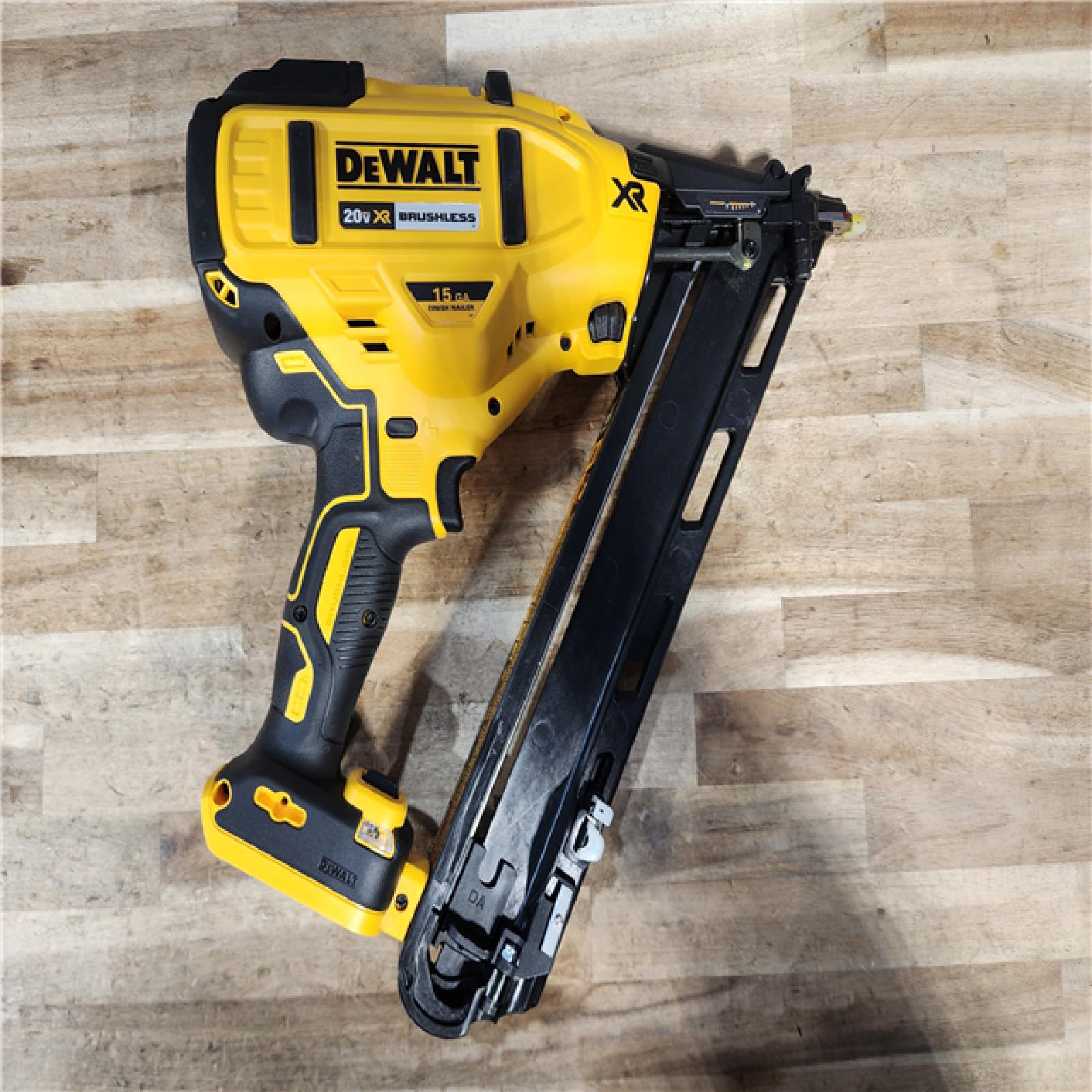 HOUSTON LOCATION - AS-IS DEWALT 20V MAX XR Lithium-Ion Cordless 2-1/2 in. 15-Gauge Finish Nailer Kit