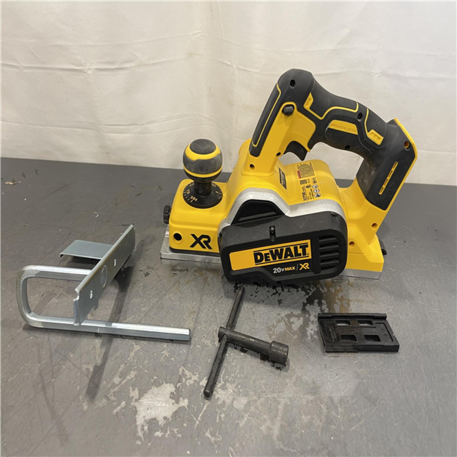 AS-IS - DEWALT 20V MAX XR Cordless Brushless 3-1/4 in. Planer