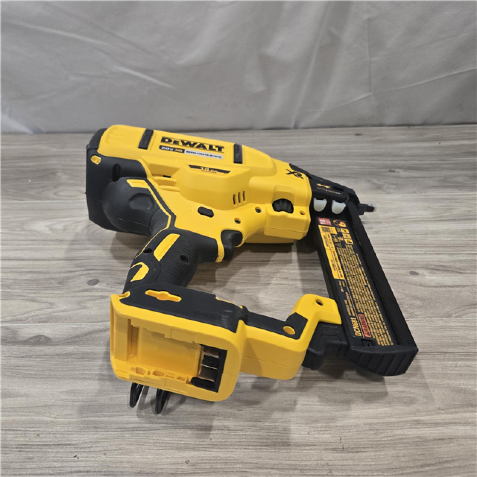 AS-IS DeWALT DCN681D1 20V MAX 18ga Cordless Narrow Crown Stapler Kit
