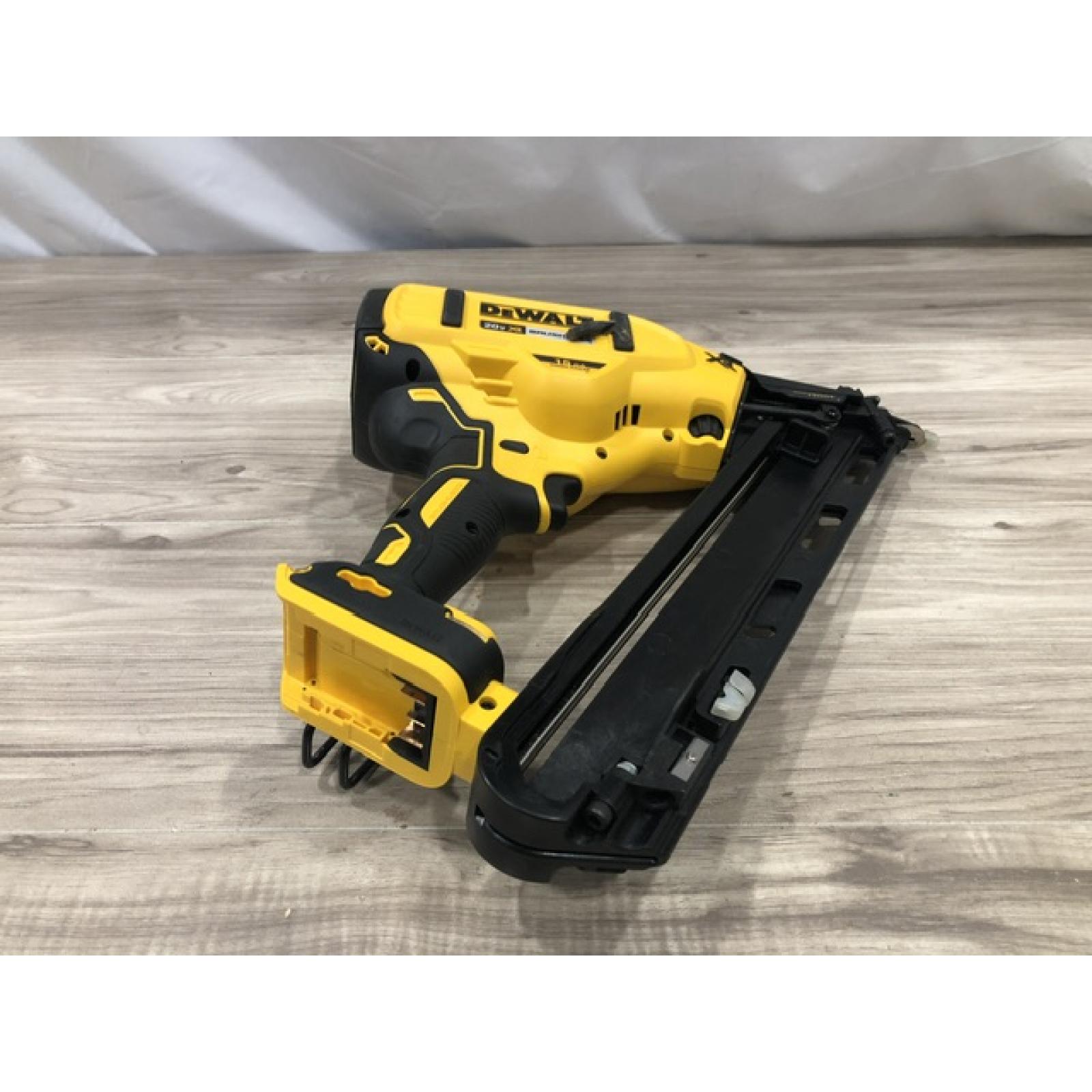 AS-IS DeWalt 15 GA ANGLED FINISH NAILER KIT