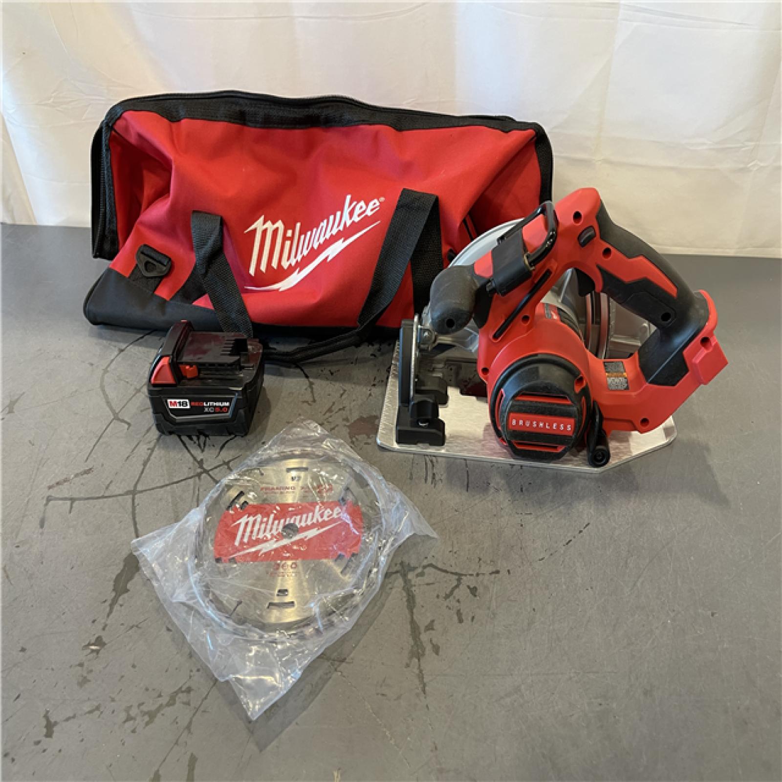 AS-IS - Milwaukee M18 18V Lithium-Ion Brushless Cordless 7-1/4 in. Circular Saw with 5.0Ah Battery