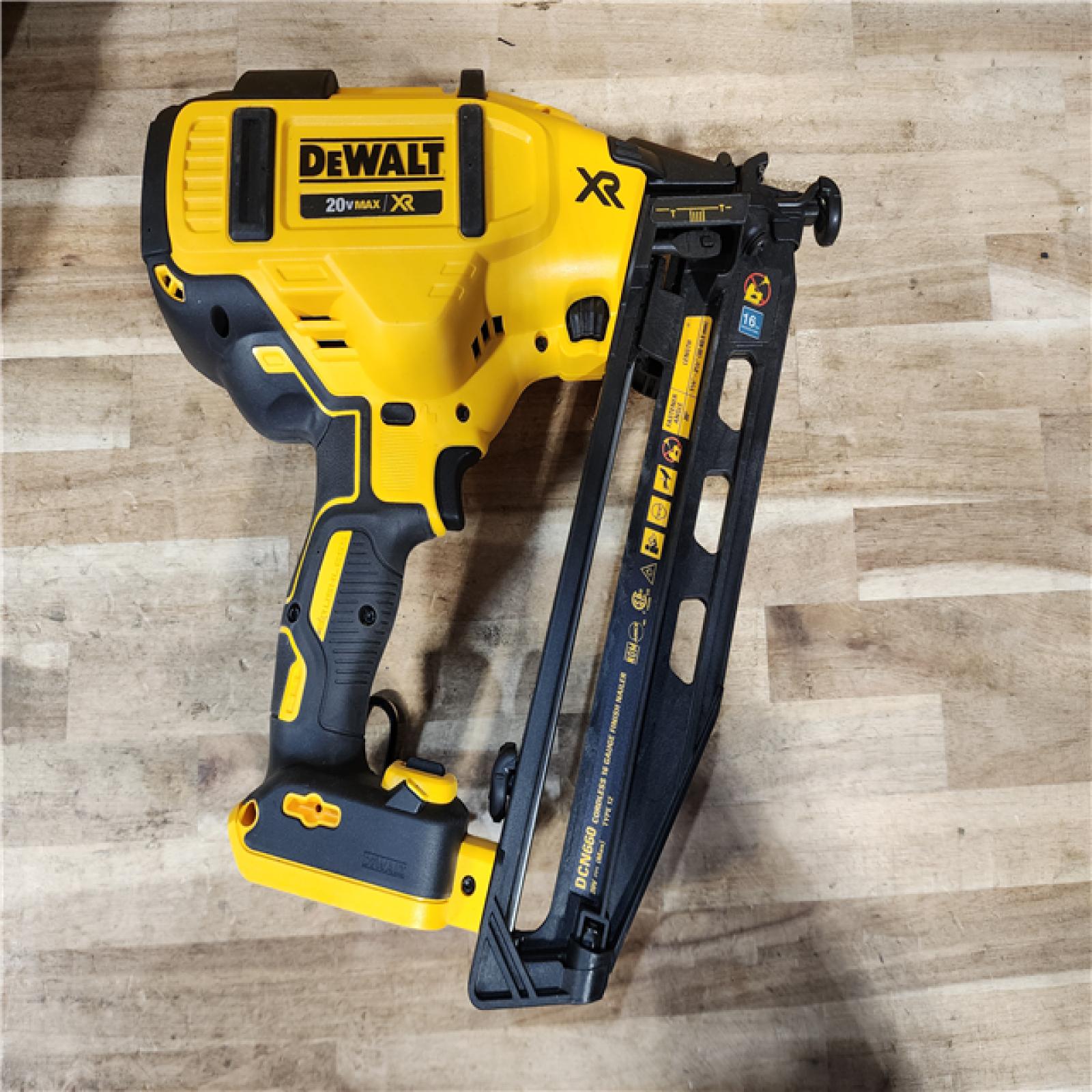 HOUSTON LOCATION - AS-IS DEWALT 20V MAX XR 16-Gauge Electric Cordless Angled Finishing Nailer Kit