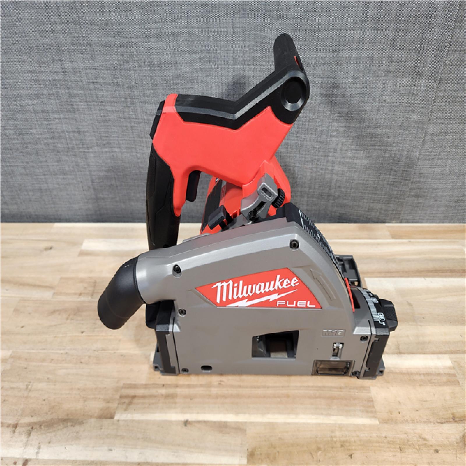 HOUSTON LOCATION - AS-IS (APPEARS LIKE NEW) Milwaukee FUEL 18V Lithium-Ion Brushless Cordless 6-1/2 in. Plunge Track Saw PACKOUT Kit