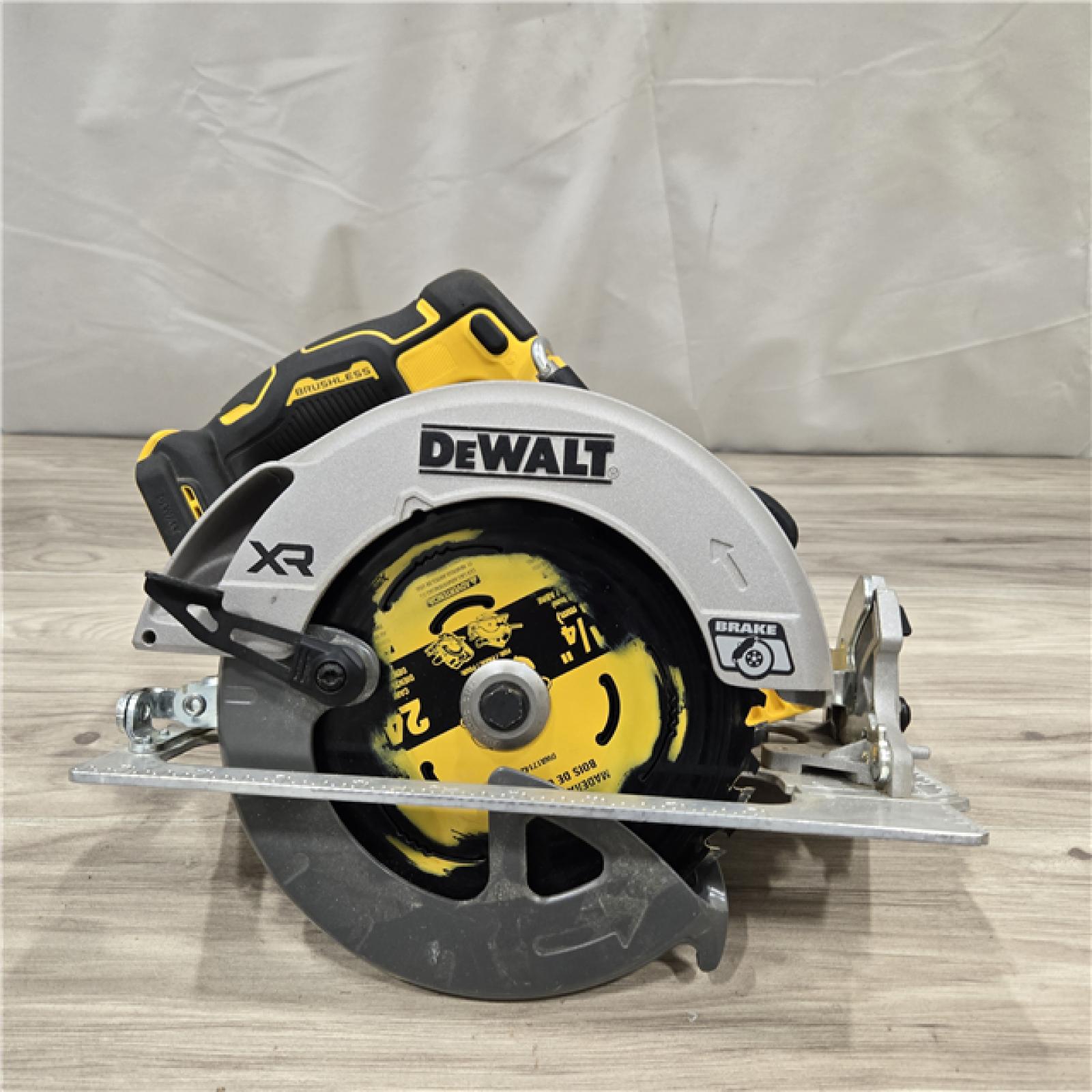 AS-IS DEWALT 20-Volt MAX 7-1/4 in. Cordless Circular Saw (Tool Only)