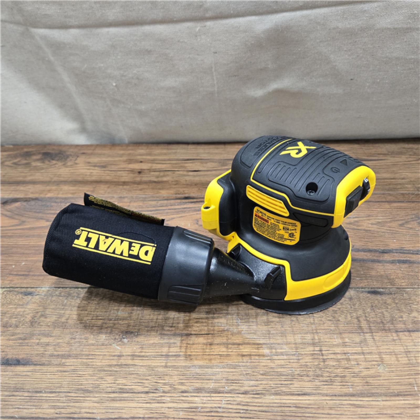 AS-IS DEWALT Cordless Brushless Random Orbital Sander KIT