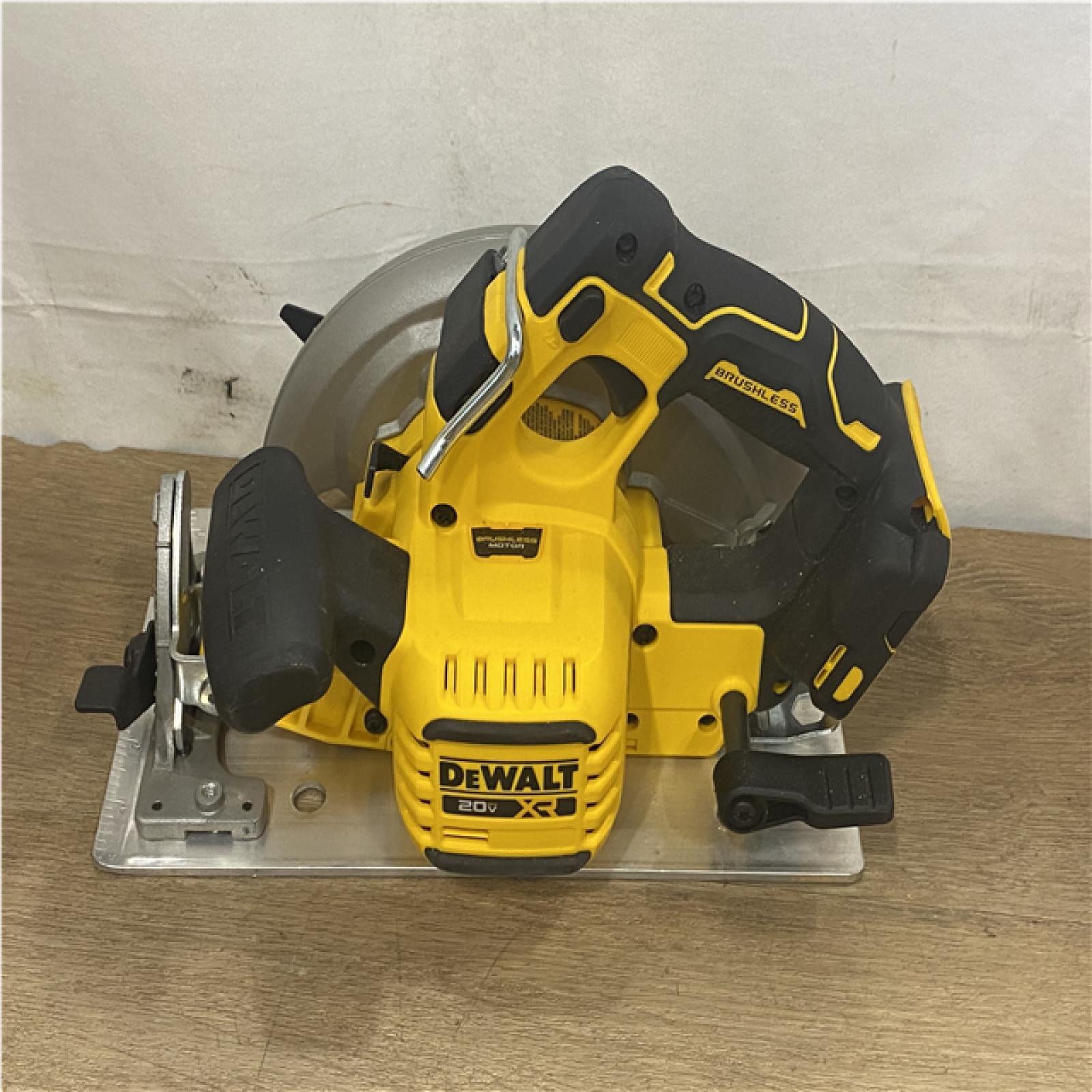 AS-IS DEWALT 20-Volt MAX 7-1/4 in. Cordless Circular Saw (Tool Only)