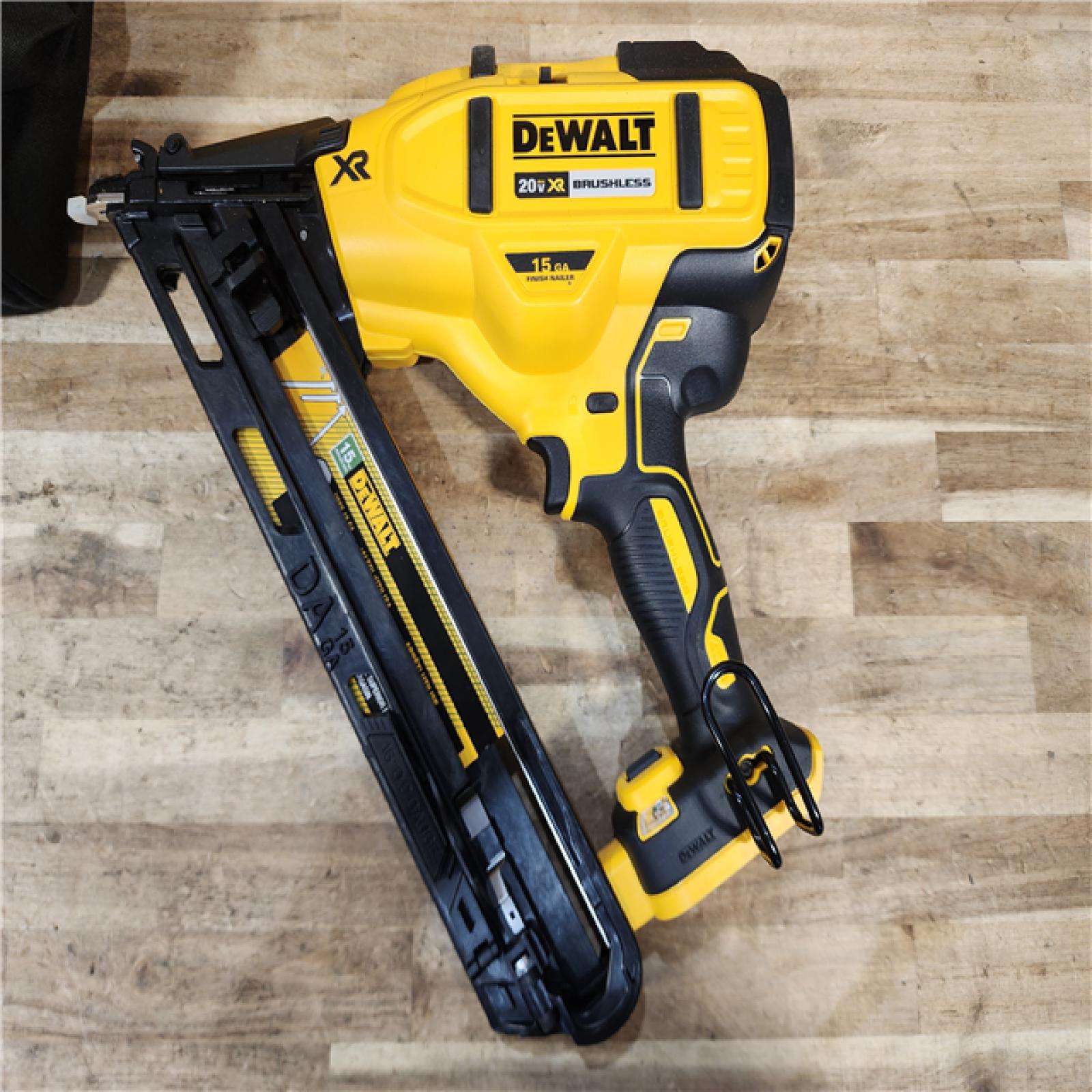 HOUSTON LOCATION - AS-IS DEWALT 20V MAX XR Lithium-Ion Cordless 2-1/2 in. 15-Gauge Finish Nailer Kit