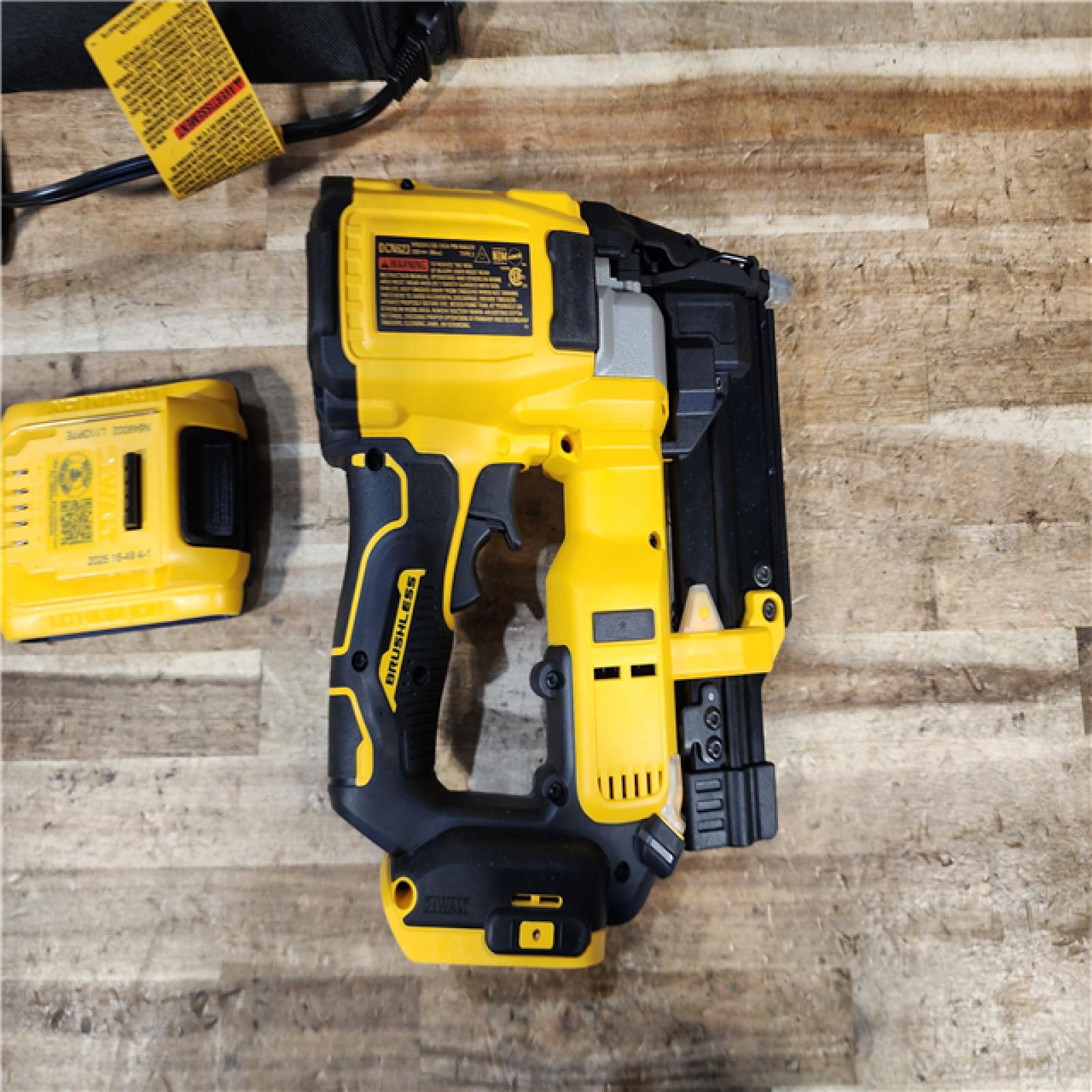HOUSTON LOCATION - AS - IS DEWALT ATOMIC 20V MAX Lithium Ion Cordless 23 Gauge Pin Nailer Kit