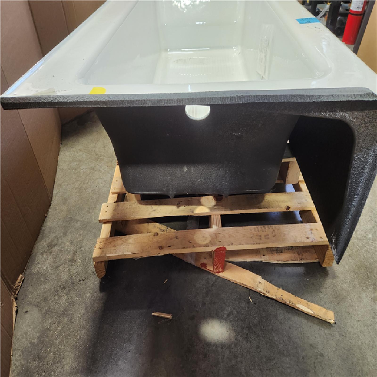 Phoenix AS-IS KOHLER Bellwether 60 in. x 32 in. Soaking Bathtub with Left-Hand Drain in White