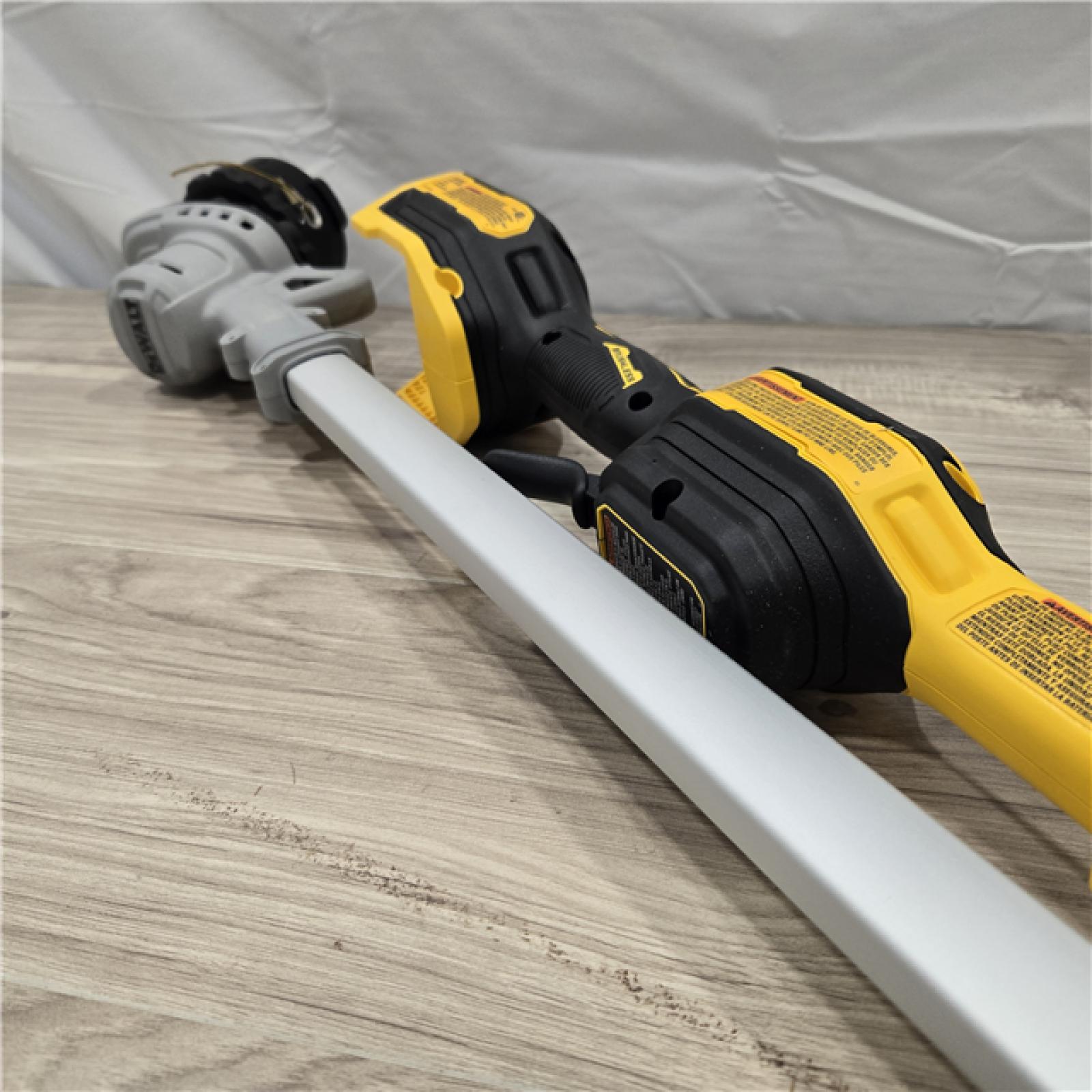 LIKE NEW! - DEWALT 20V MAX Cordless String Trimmer & Blower Combo Kit