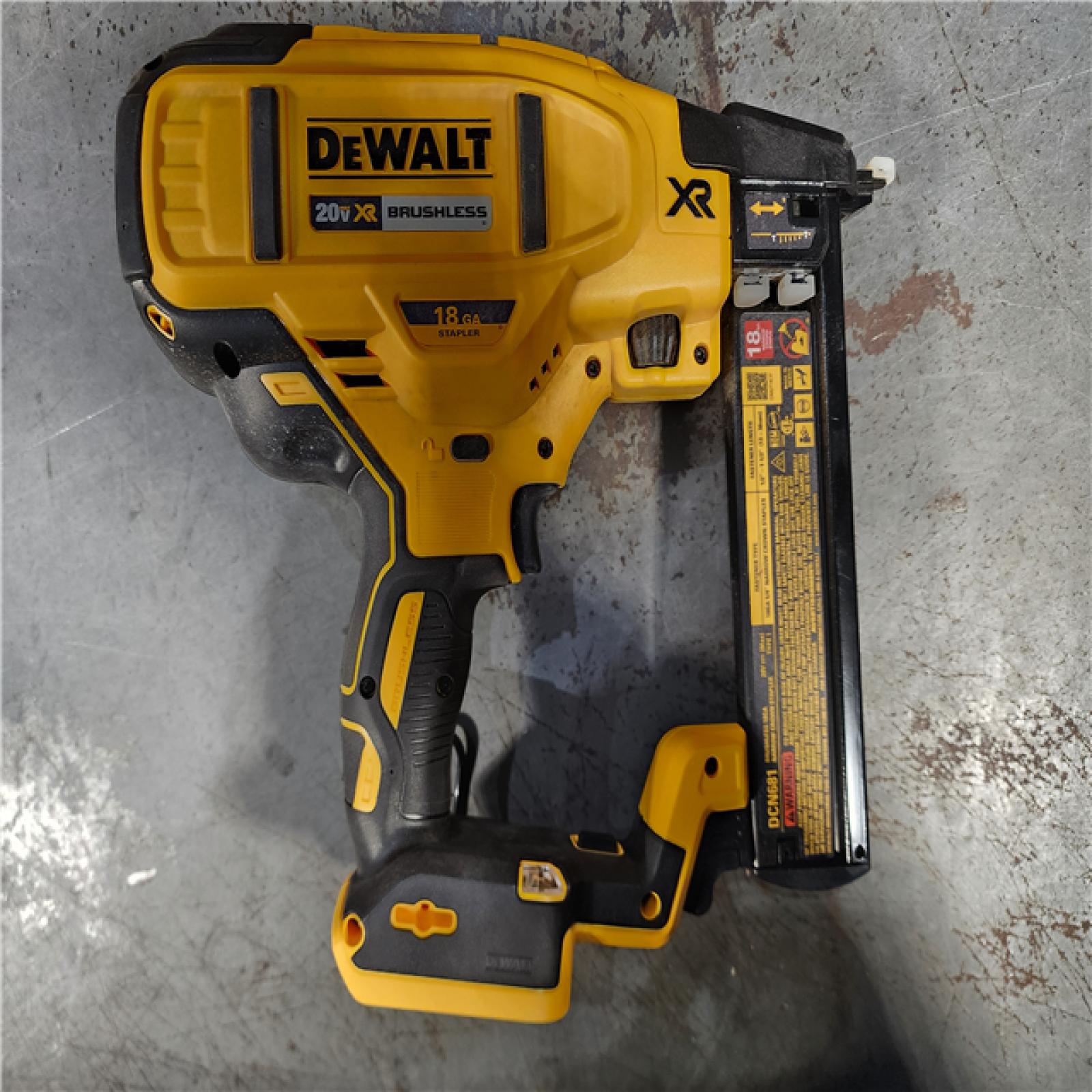 HOUSTON LOCATION - AS-IS DEWALT DCN681D1 20V 18Ga Stapler Kit
