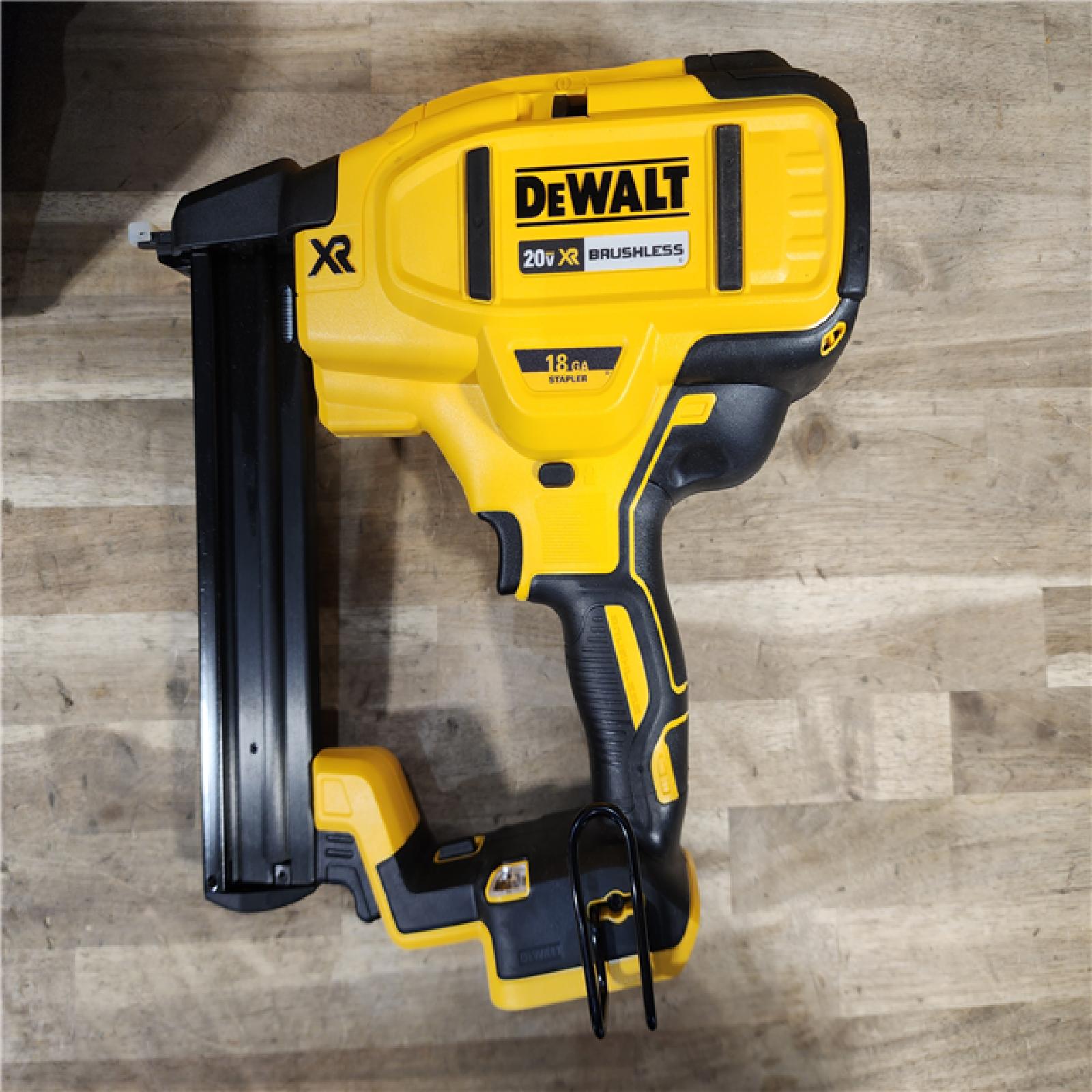 HOUSTON LOCATION - AS-IS DeWALT DCN681D1 20-Volt MAX 18ga Cordless Brushless Narrow Crown Stapler Kit w/ BATTERY & CHARGER