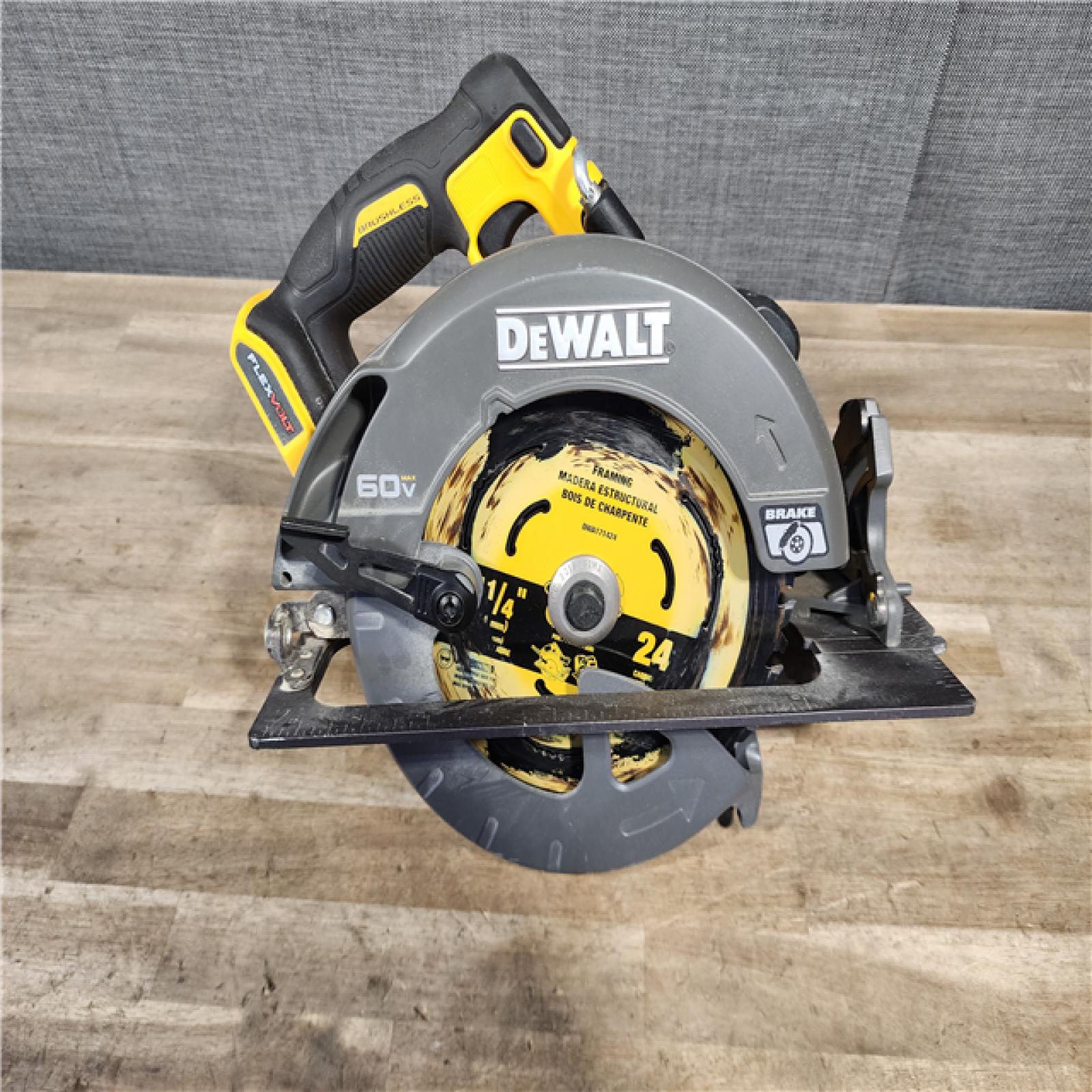 HOUSTON LOCATION - AS-IS DeWALT Flexvolt Max 7-1/4 60V Brushless Circular Saw (Tool Only)