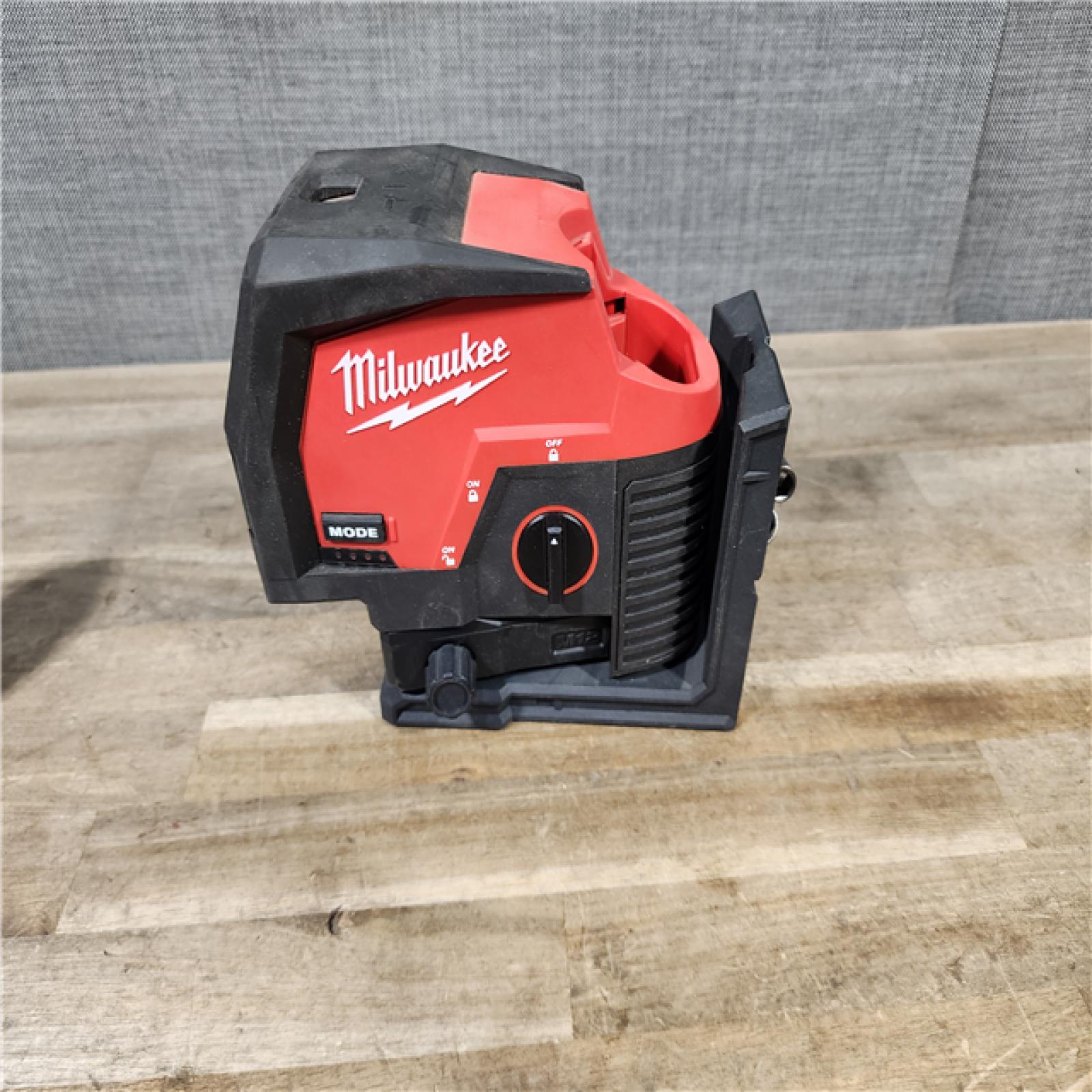 HOUSTON LOCATION - AS-IS Milwaukee Green 125 Ft. Cross Line and Plumb Points Laser Level Kit