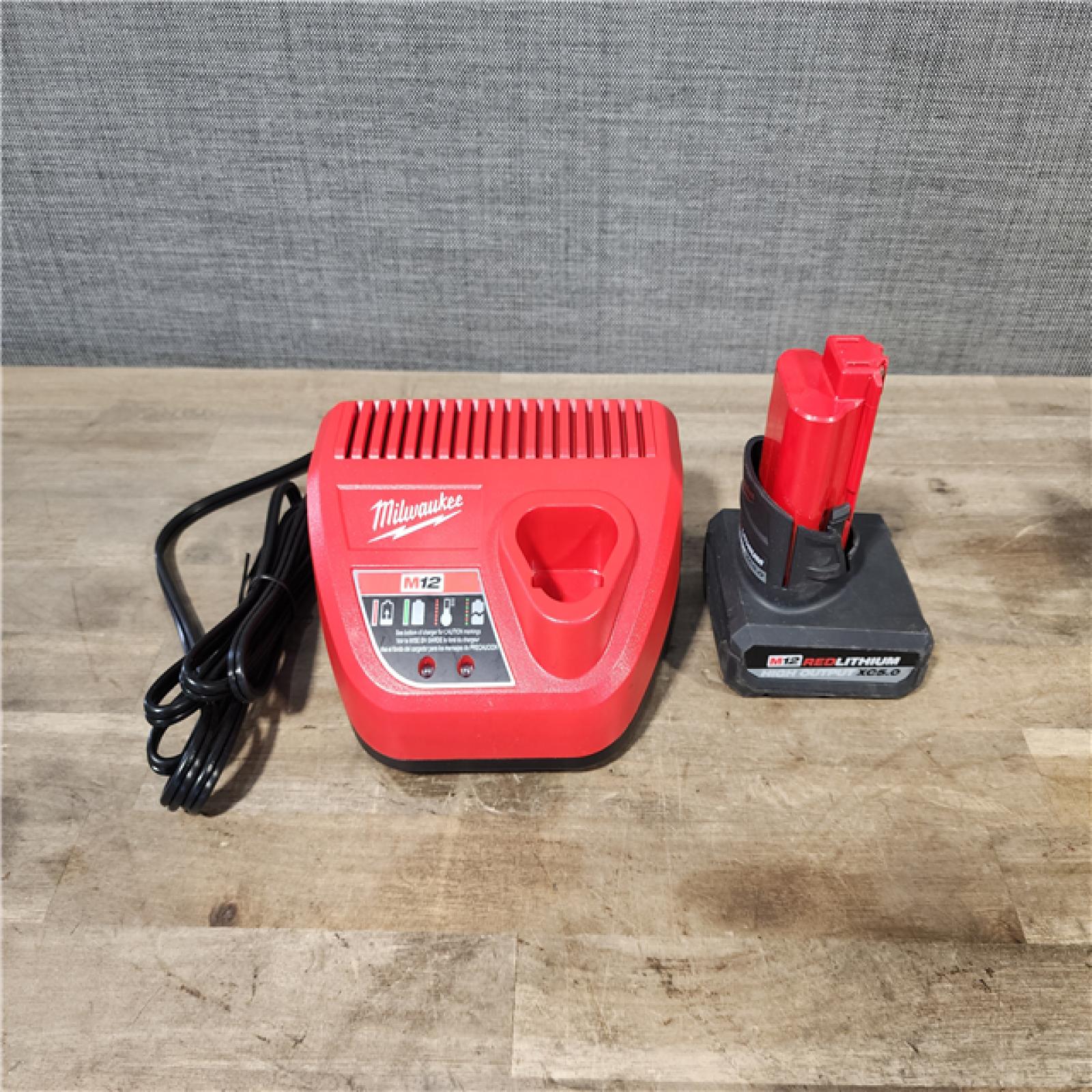 HOUSTON LOCATION - AS-IS Milwaukee Green 125 Ft. Cross Line and Plumb Points Laser Level Kit