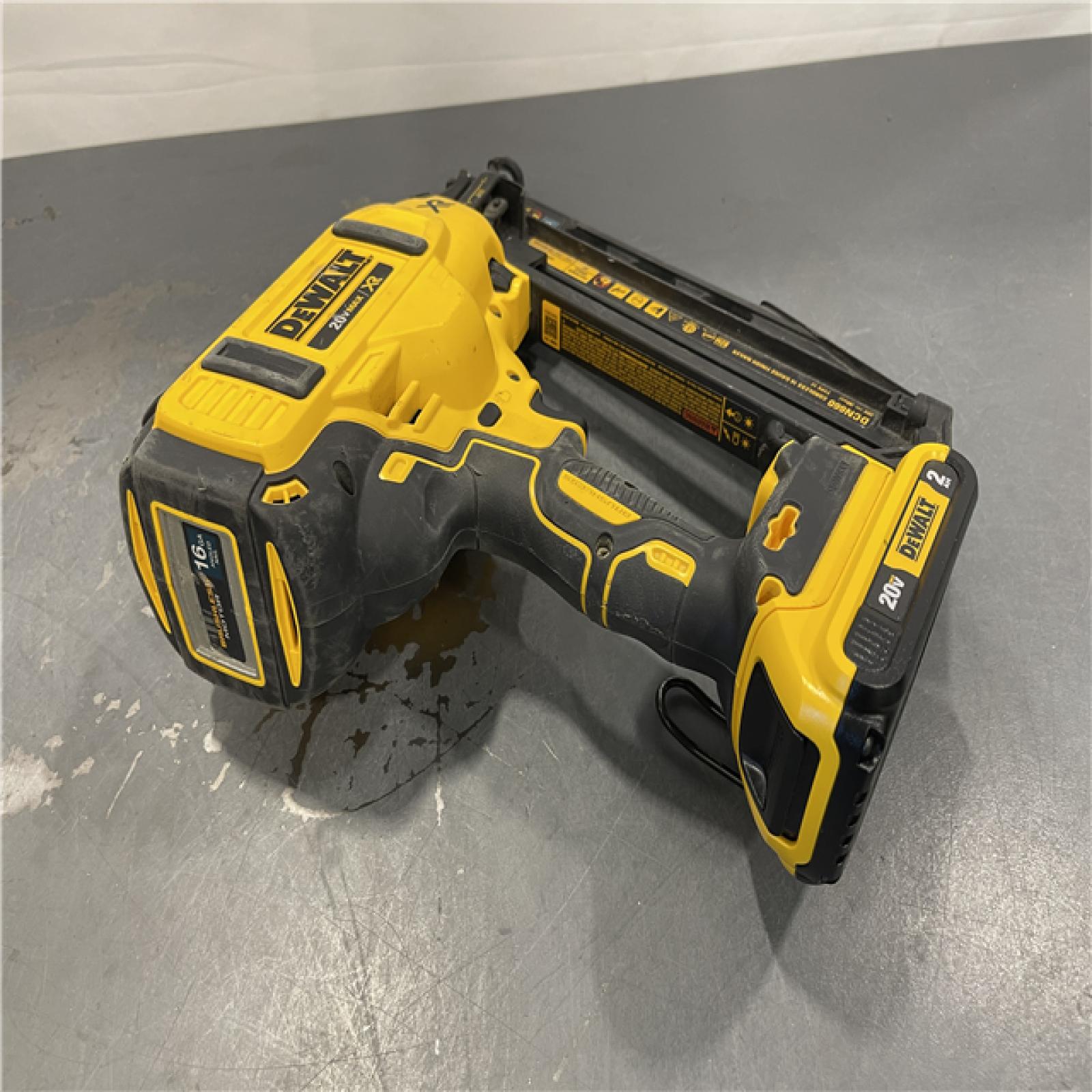 AS-IS - DeWalt 20V MAX XR 16-Gauge Electric Cordless Angled Finishing Nailer Kit