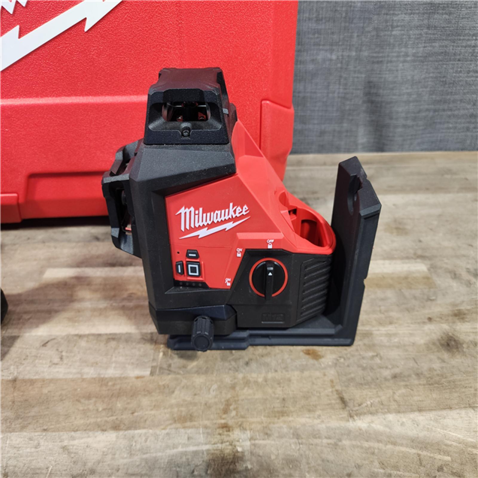 HOUSTON LOCATION - AS-IS (APPEARS LIKE NEW) Milwaukee-3632-21 M12 Green Beam Laser 360° 3-Plane Kit