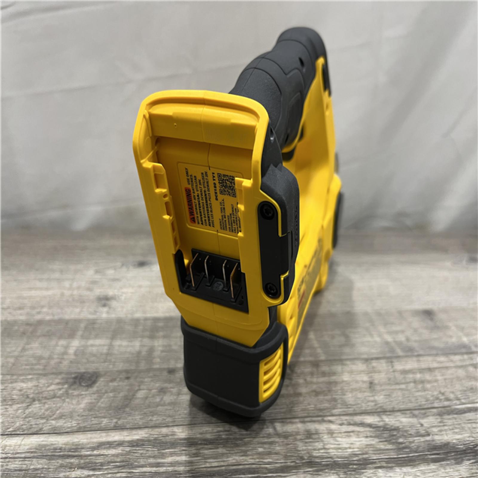 LIKE NEW - DEWALT 20V MAX Cordless Plastic Tubing Cutter (Tool Only)