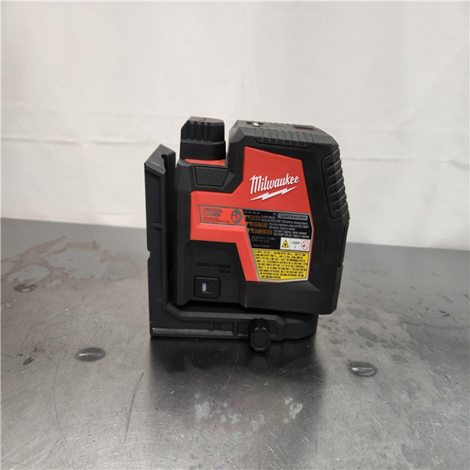 AS-IS- Milwaukee Green 100 ft. Cross Line and Plumb Points Rechargeable Laser Level Kit