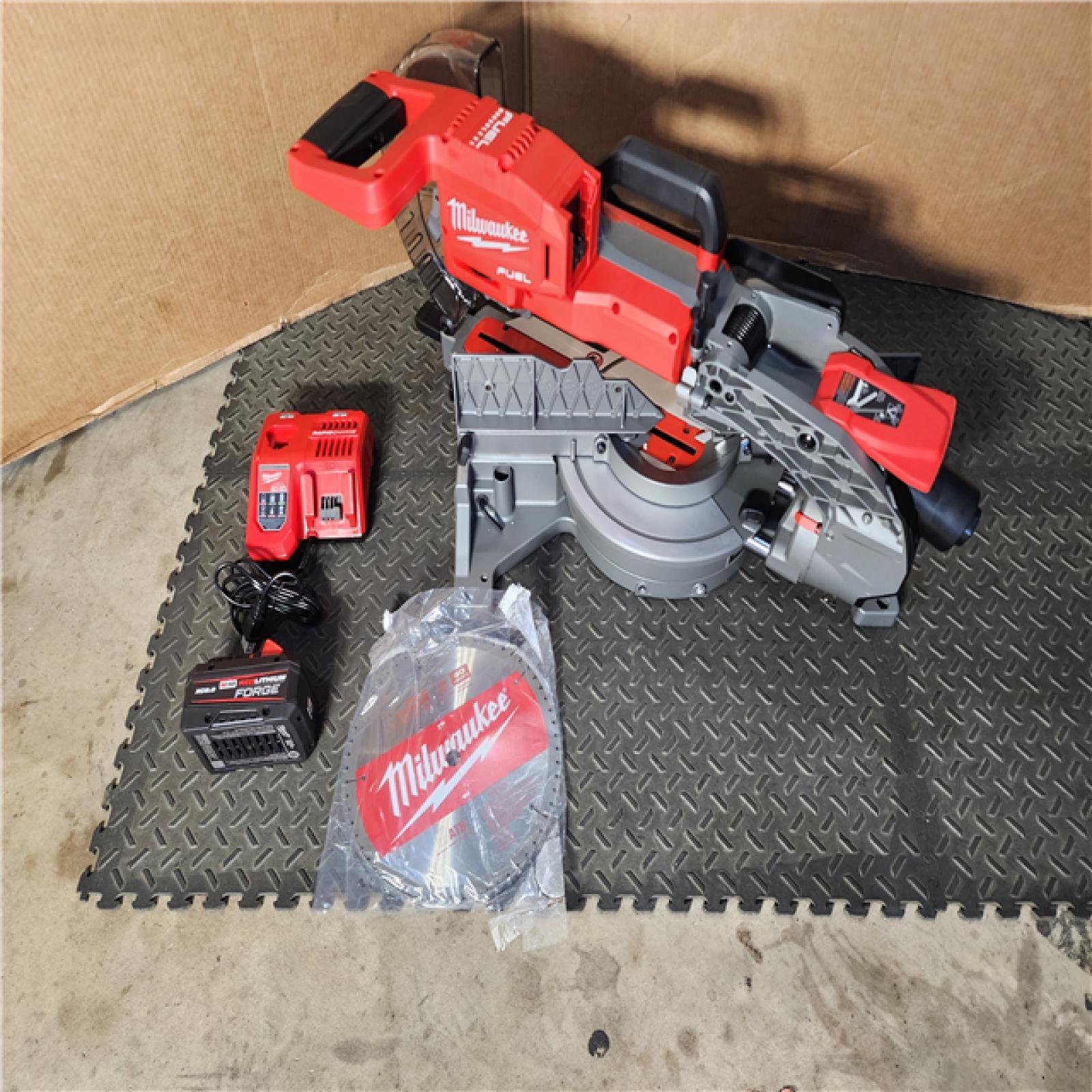 HOUSTON LOCATION - AS-IS (APPEARS LIKE NEW) M18 FUEL 18V 10 in. Lithium-Ion Brushless Cordless Dual Bevel Sliding Compound Miter Saw Kit with One 8.0 Ah Battery