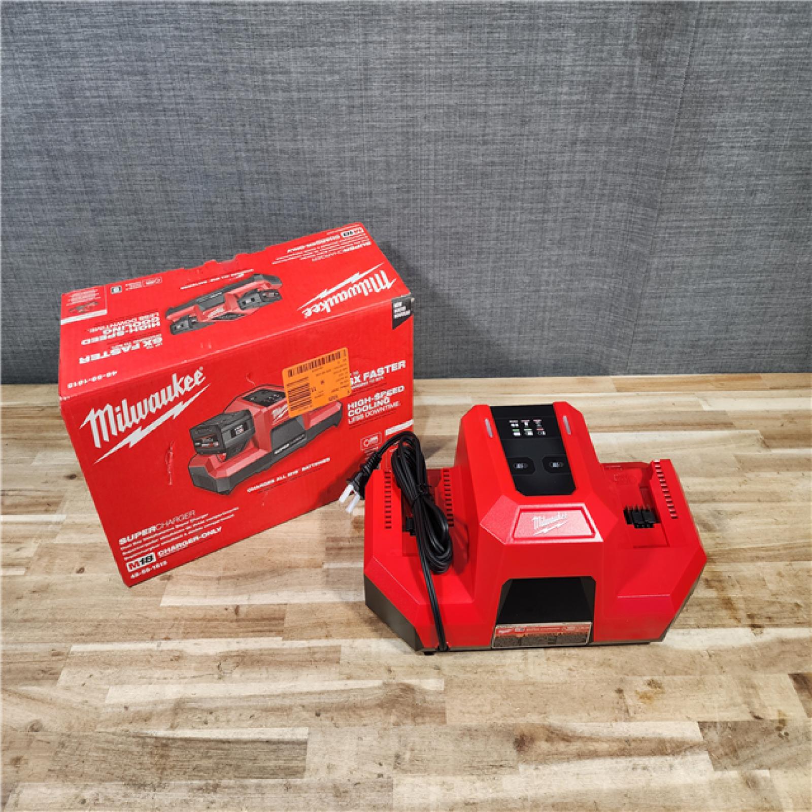 HOUSTON LOCATION - AS-IS (APPEARS LIKE NEW) Milwaukee M18 18V Dual Bay Simultaneous Super Charger