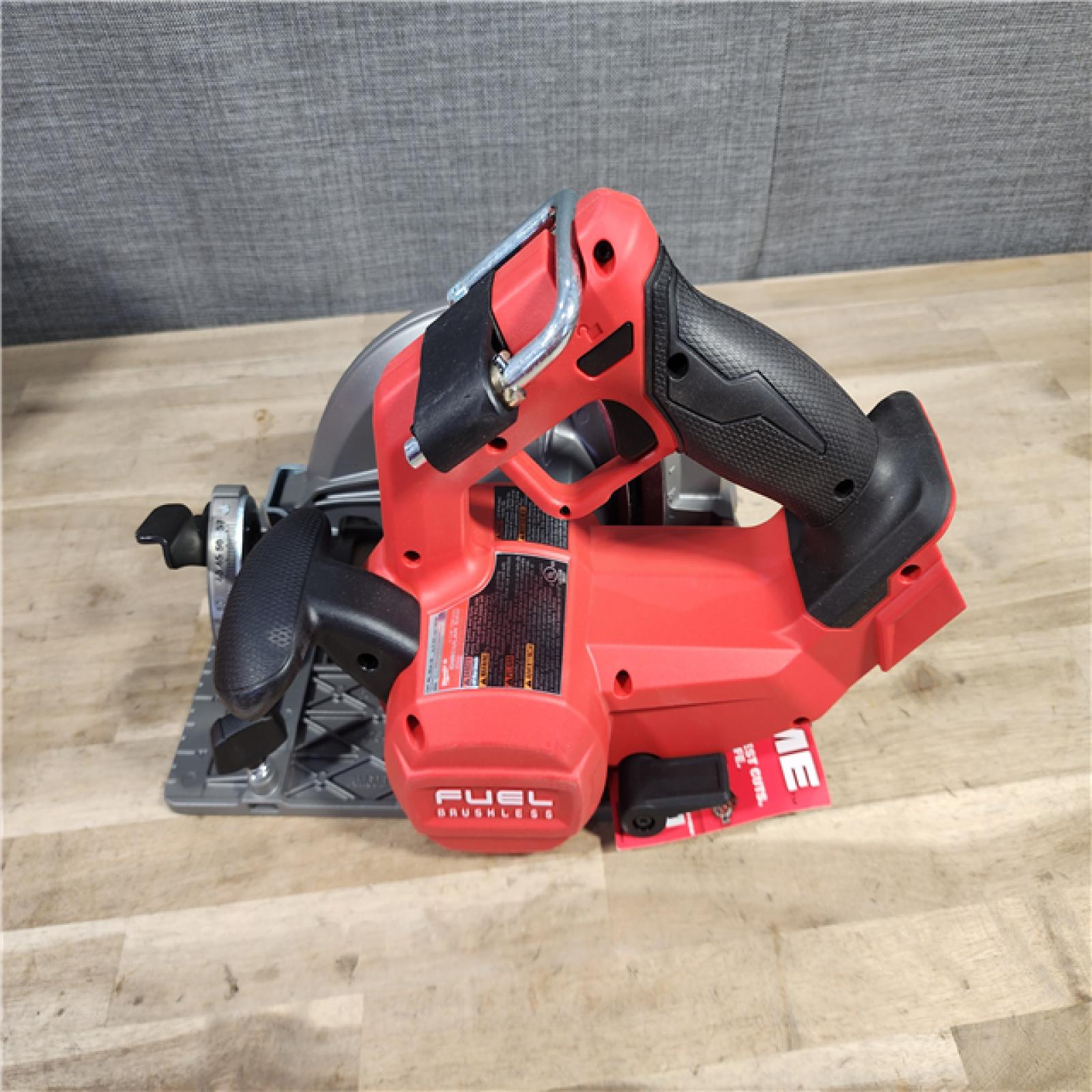 HOUSTON LOCATION - AS-IS (APPEARS LIKE NEW) Milwaukee M18 FUEL 7-1/4 Inch Circular Saw (Bare Tool)