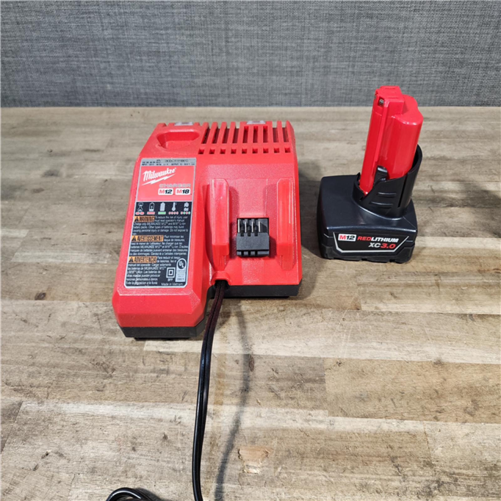 HOUSTON LOCATION - AS-IS Milwaukee-3632-21 M12 Green Beam Laser 360° 3-Plane Kit