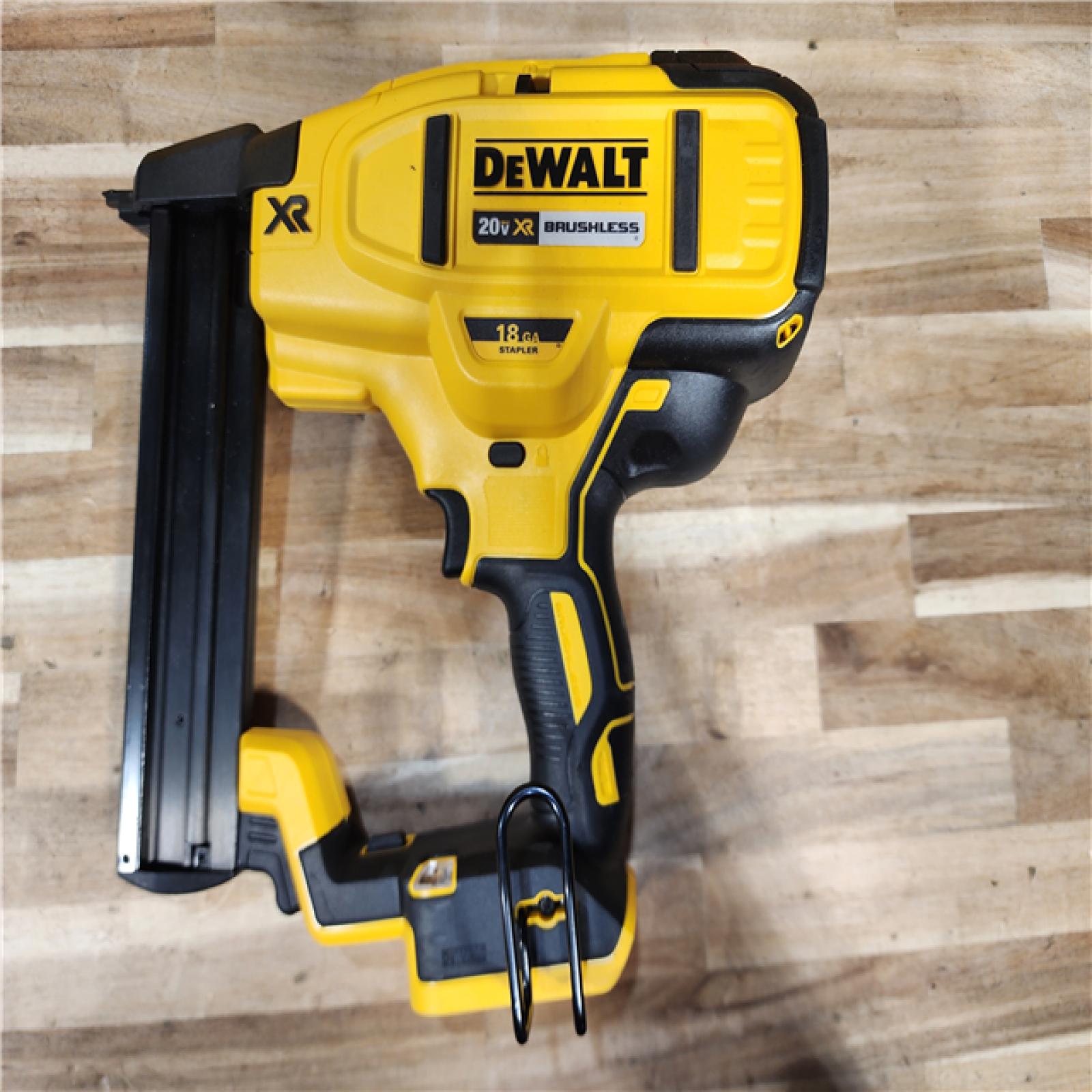HOUSTON LOCATION - AS-IS DeWALT DCN681D1 20V MAX 18ga Cordless Brushless Narrow Crown Stapler Kit w/ BATTERY & CHARGER