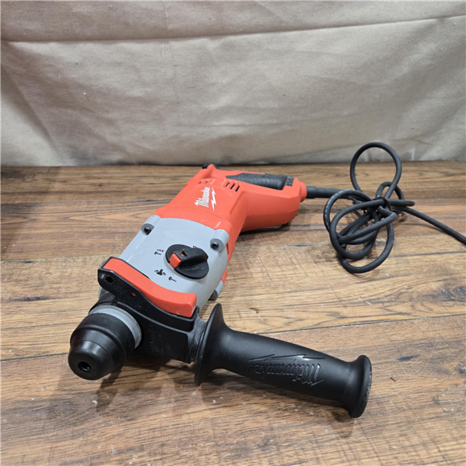 AS-IS Milwaukee 1 in. SDS Plus D-Handle Rotary Handle w/ Case