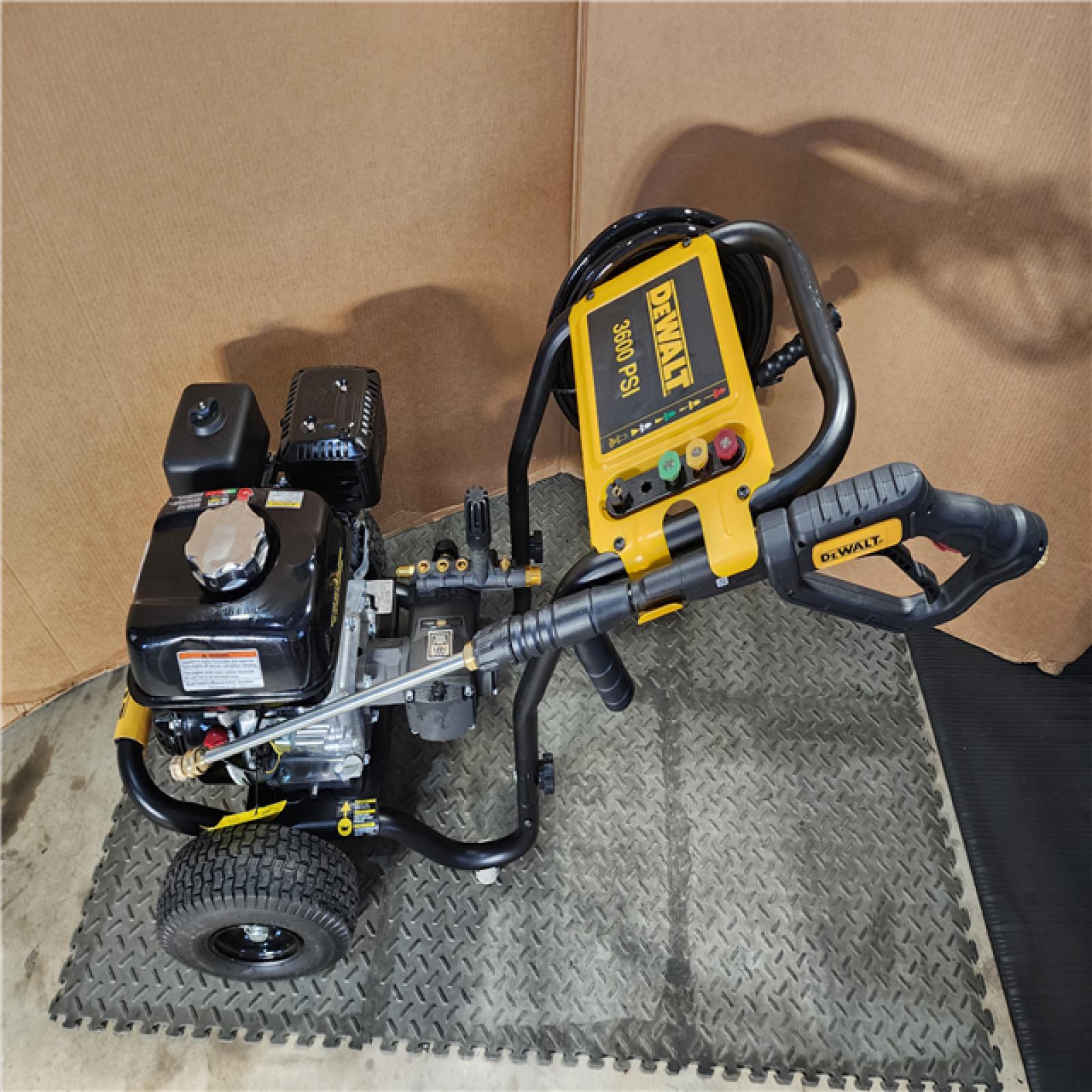 HOUSTON LOCATION - AS-IS DEWALT 3600 PSI 2.5 GPM Gas Cold Water Professional Pressure Washer with HONDA GX200 Engine
