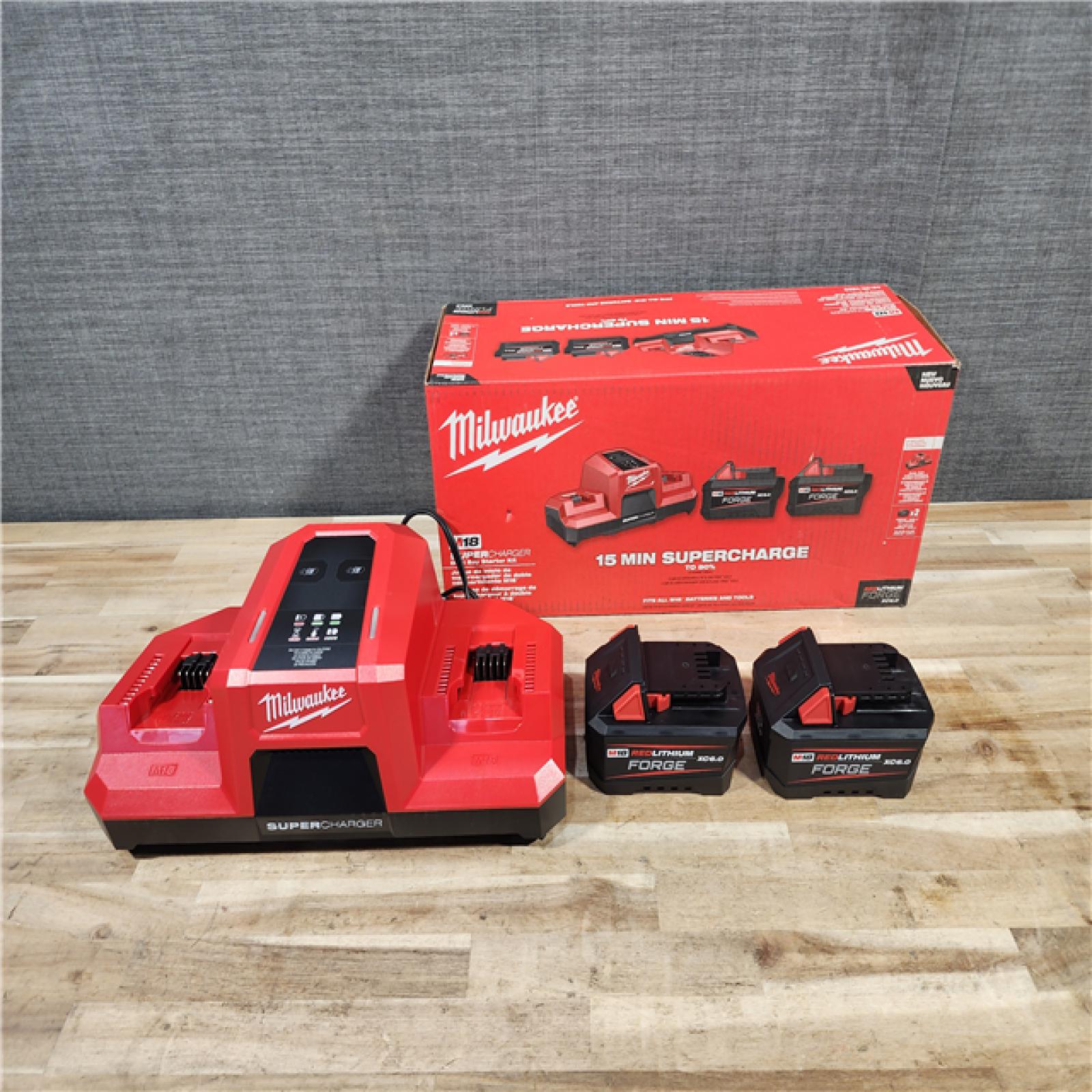 HOUSTON LOCATION - AS-IS (APPEARS LIKE NEW) MILWAUKEE M18 SUPER CHARGER DUAL BAY STARTER KIT W/ (2) FORGE XC6.0 BATTERIES