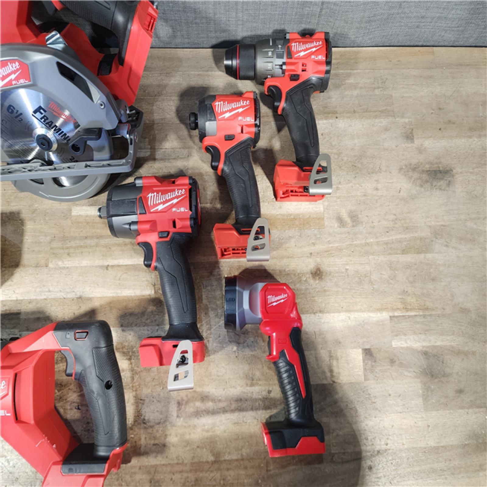 HOUSTON LOCATION - AS-IS MILWAUKEE 6 TOOL COMBO KIT W/ (2) BATTERY & CHARGER