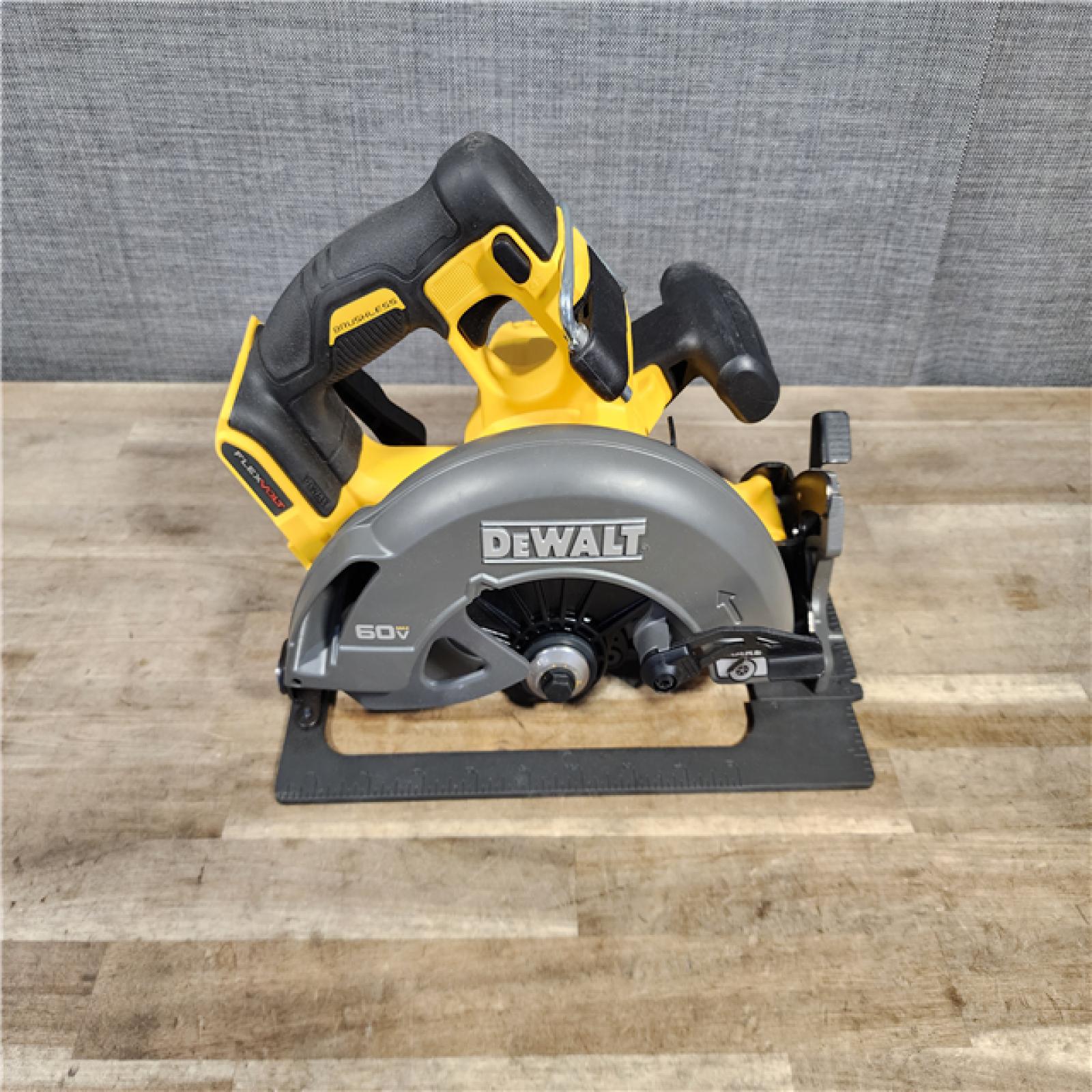 HOUSTON LOCATION - AS-IS DeWALT Flexvolt Max 7-1/4 60V Brushless Circular Saw (Tool Only)