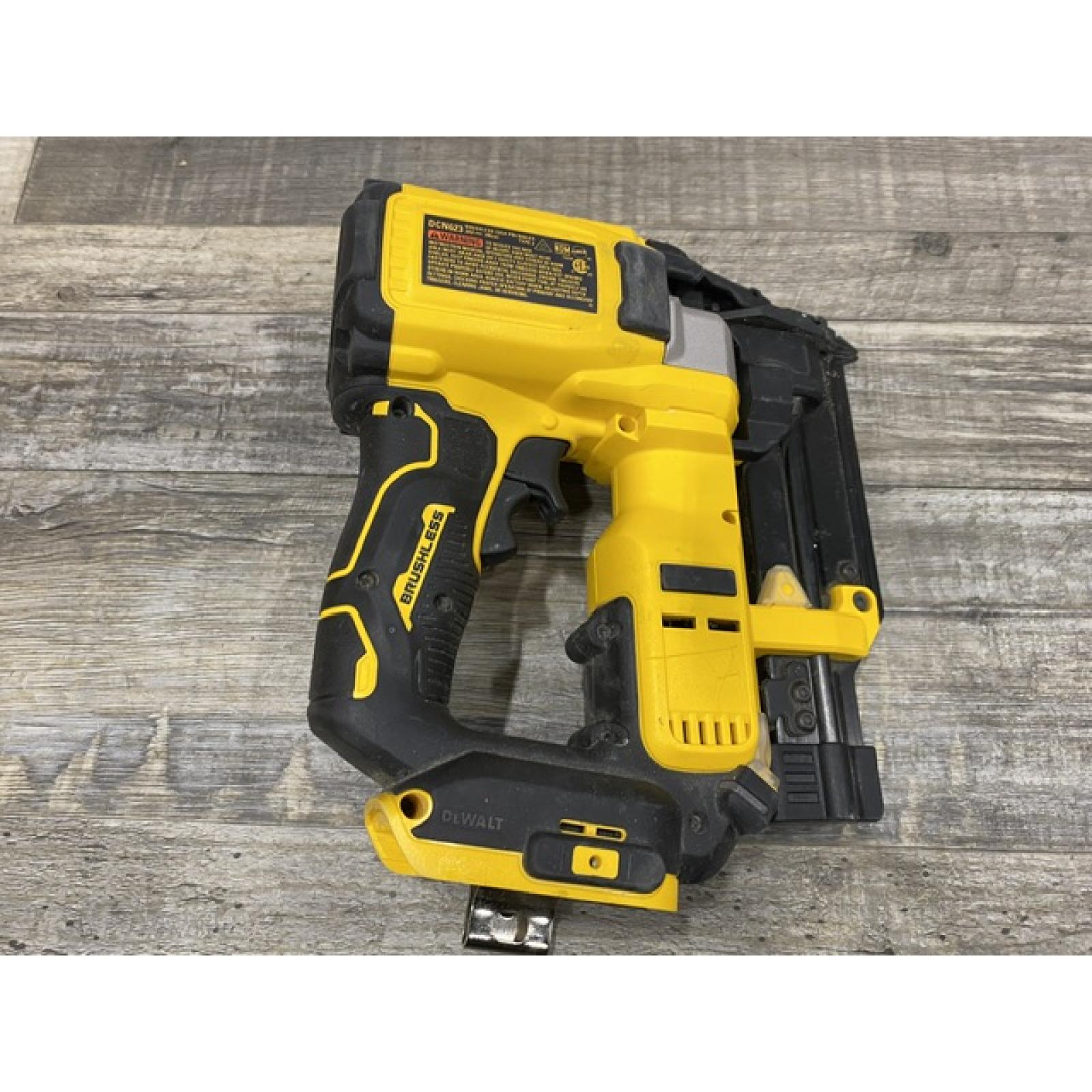 AS-IS DEWALT ATOMIC 20V MAX Lithium Ion Cordless 23 Gauge Pin Nailer Kit