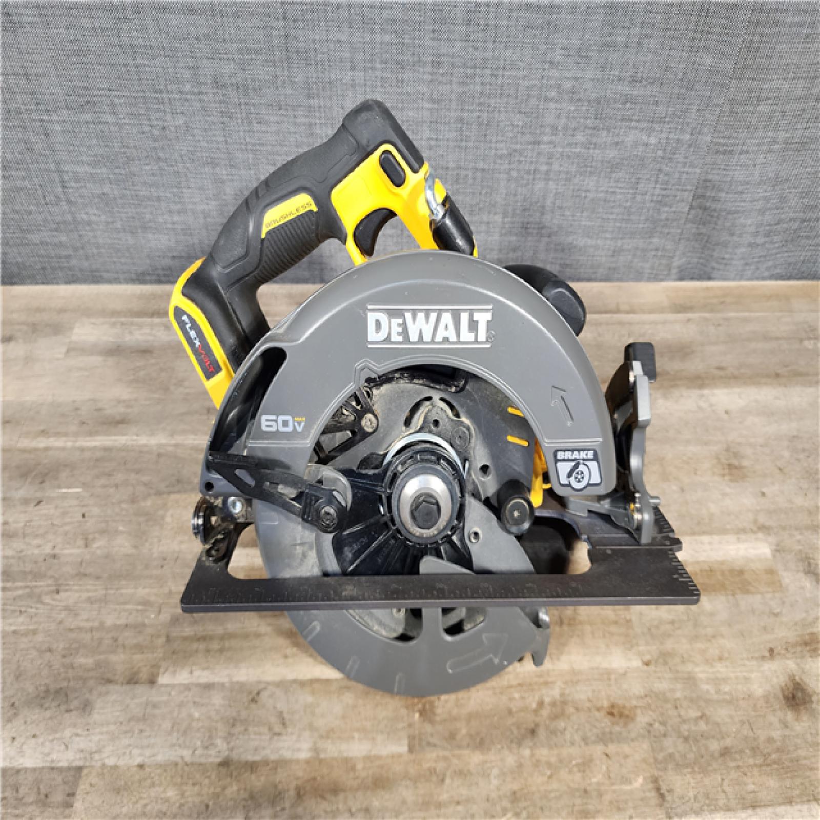HOUSTON LOCATION - AS-IS DeWALT Flexvolt Max 7-1/4 60V Brushless Circular Saw (Tool Only)