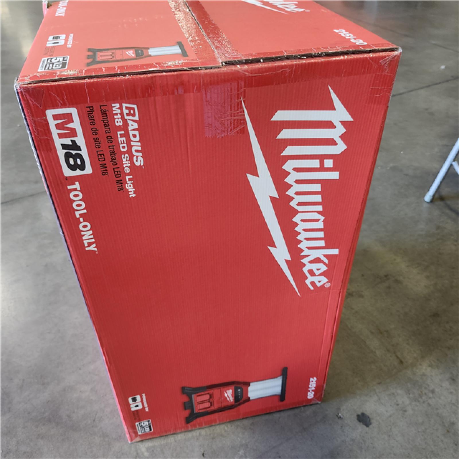 NEW! - Milwaukee M18 18-Volt Lithium-Ion RADIUS Site Light (Tool-Only)