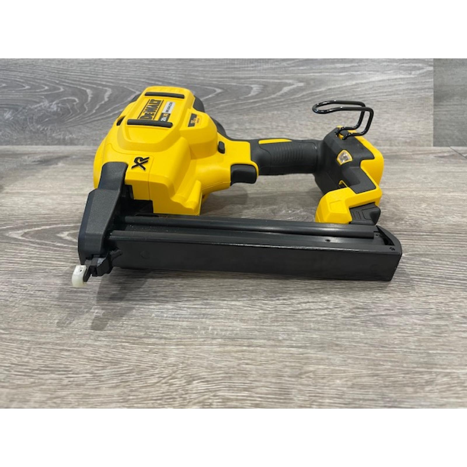 AS-IS DEWALT 20V MAX XR Lithium-Ion Cordless 18-Gauge Narrow Crown Stapler Kit
