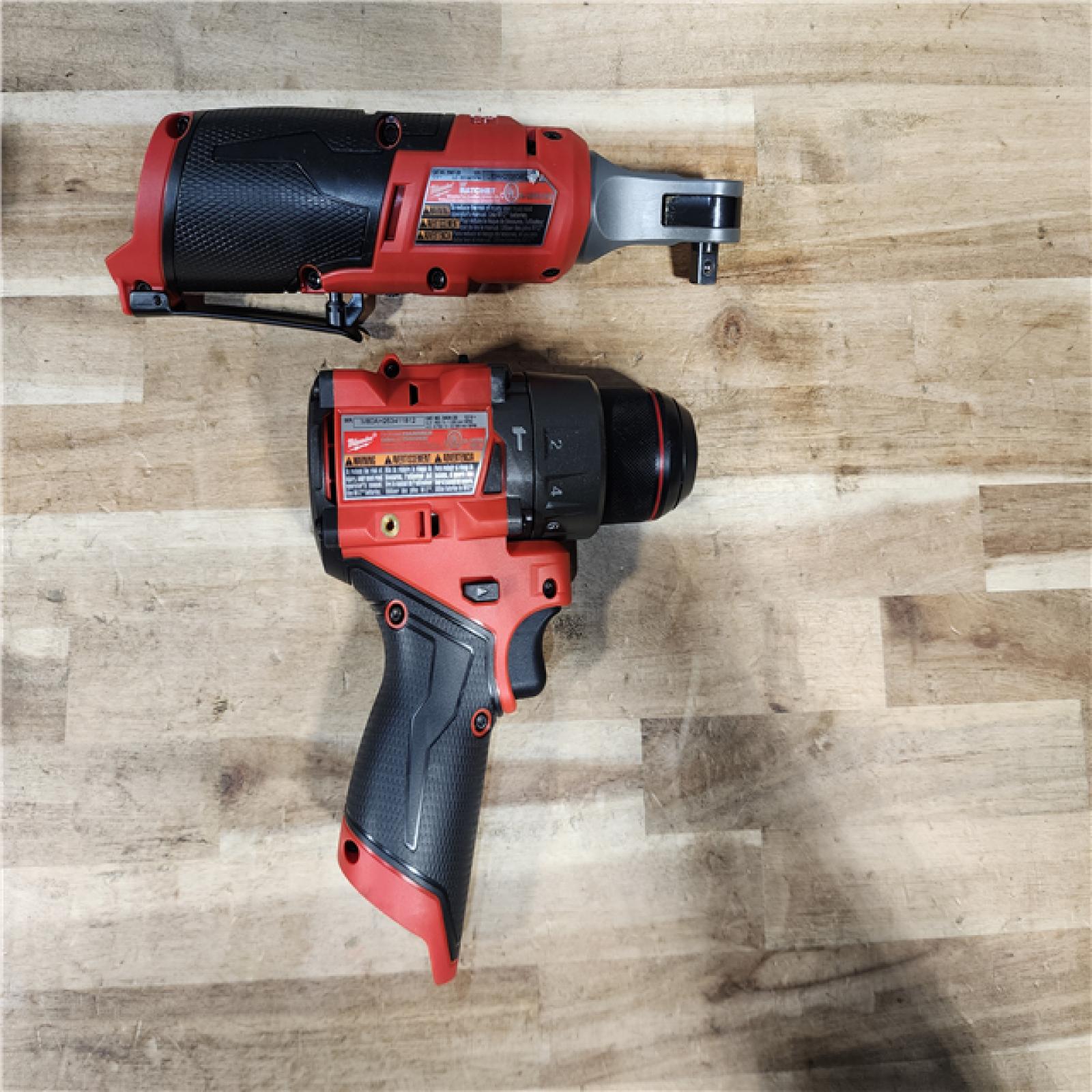 HOUSTON LOCATION - AS-IS MILWAUKEE 2 TOOL COMBO KIT W/ (2) BATTERY & CHARGER